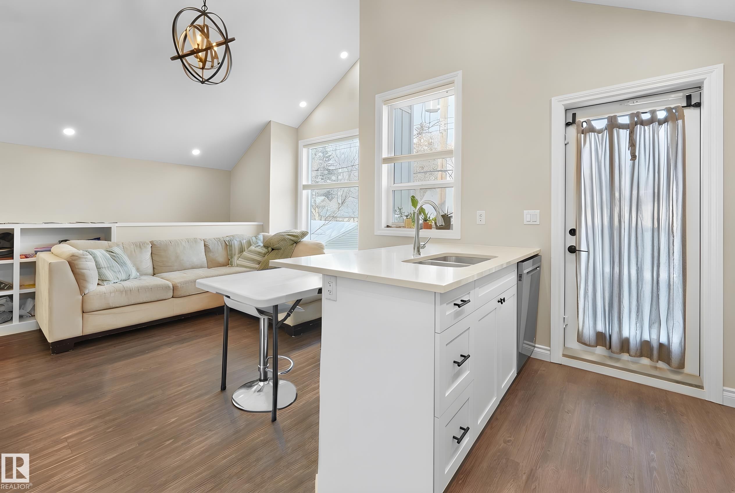 11212 75 Avenue, Edmonton, AB - Indoor