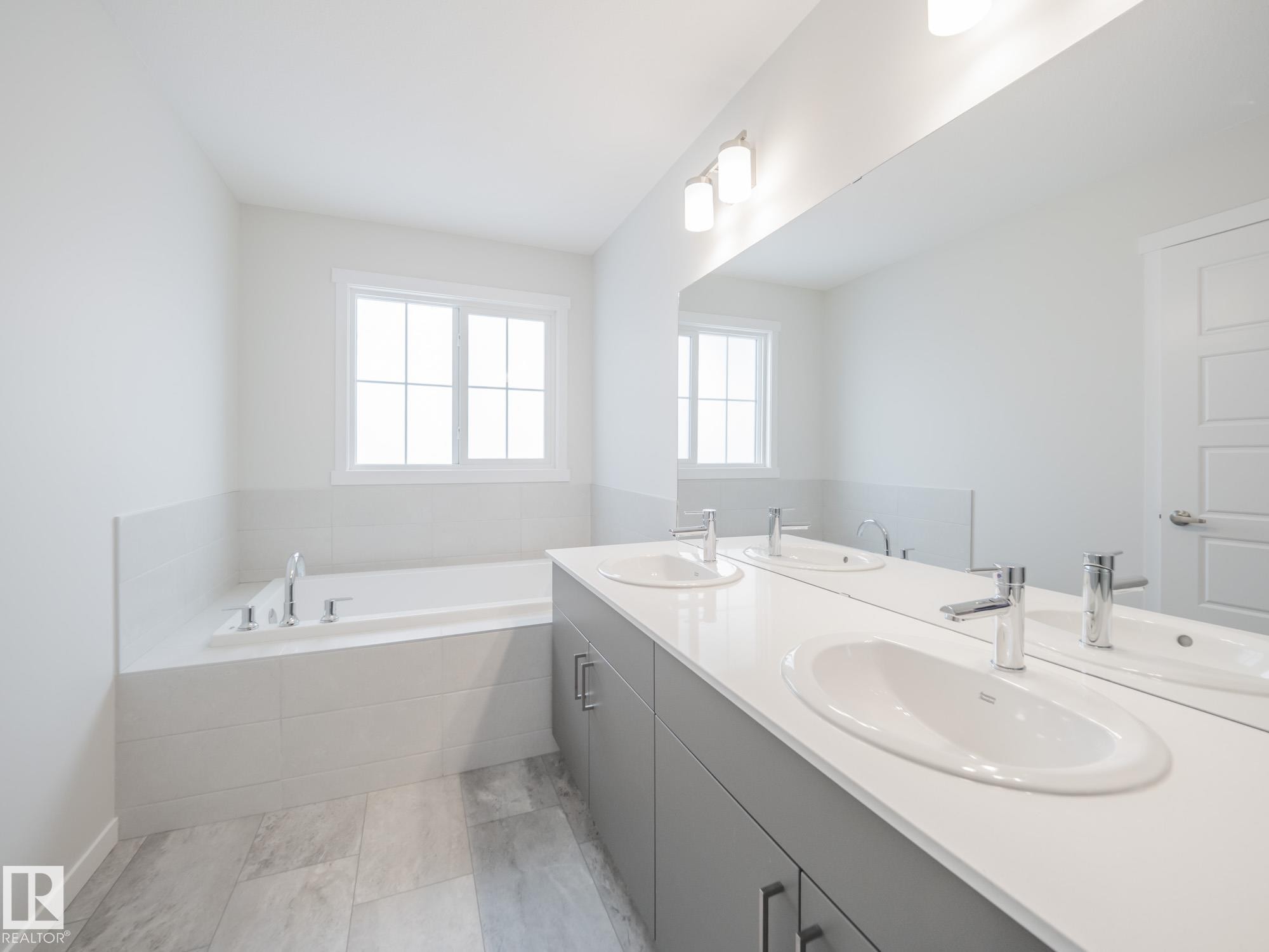 4631 Kinsella Landing, Edmonton, AB - Indoor Photo Showing Bathroom