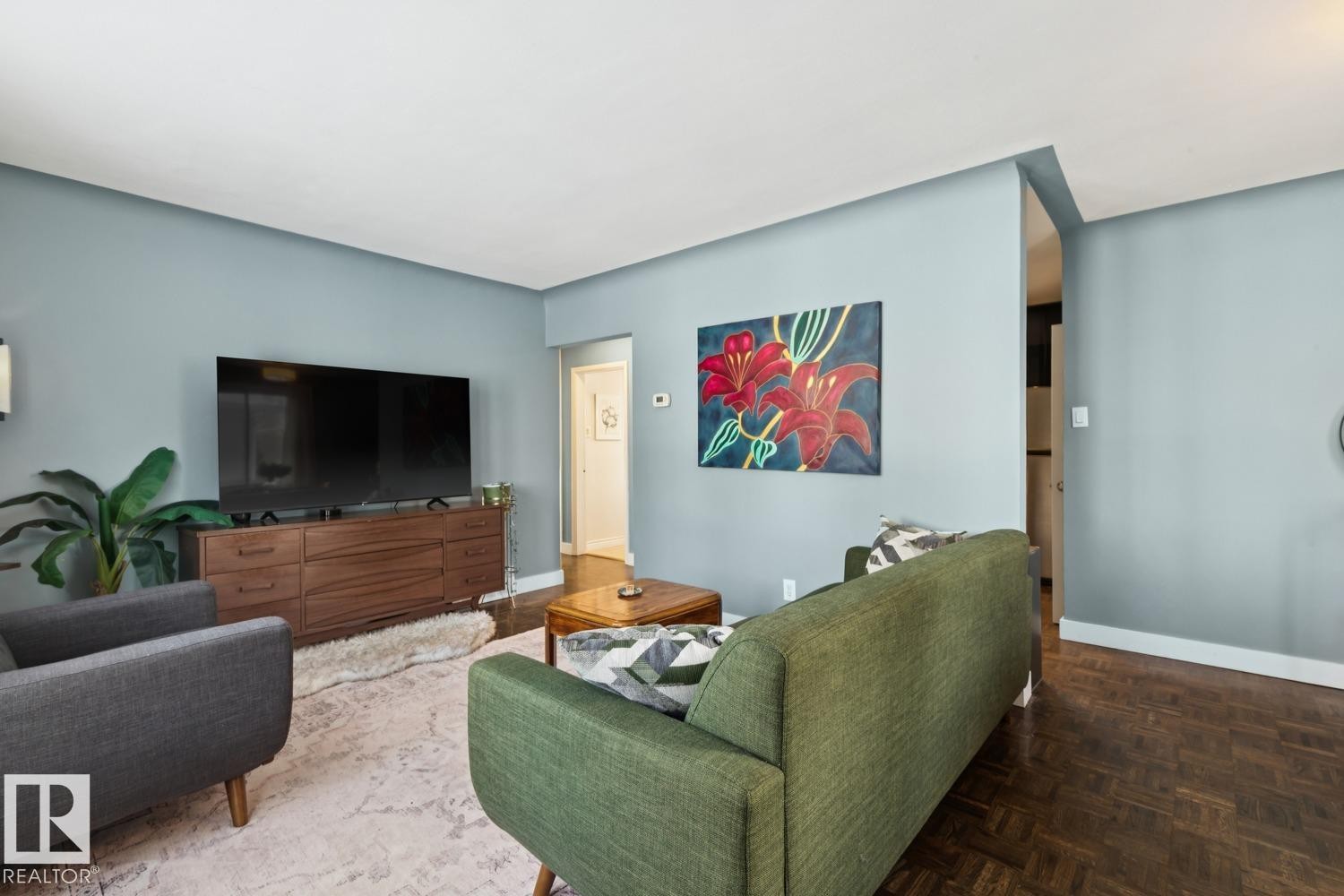 7601 91 Avenue, Edmonton, AB - Indoor Photo Showing Living Room