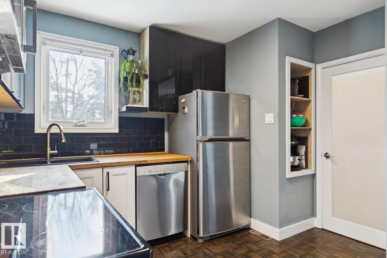 7601 91 Avenue, Edmonton, AB - Indoor Photo Showing Kitchen With Double Sink