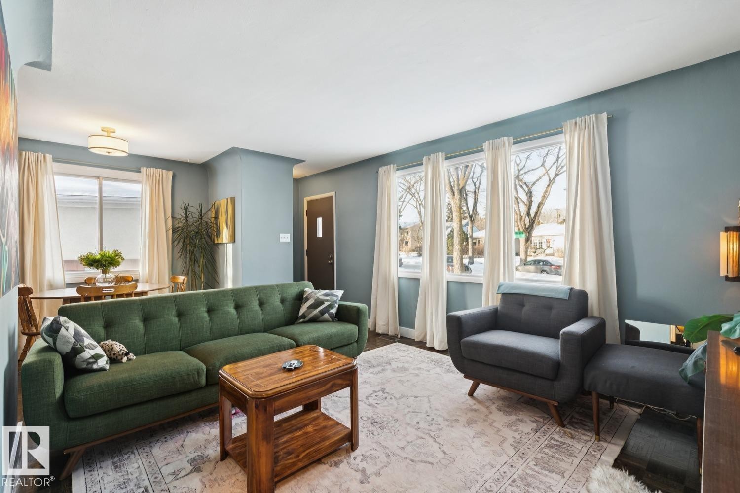 7601 91 Avenue, Edmonton, AB - Indoor Photo Showing Living Room