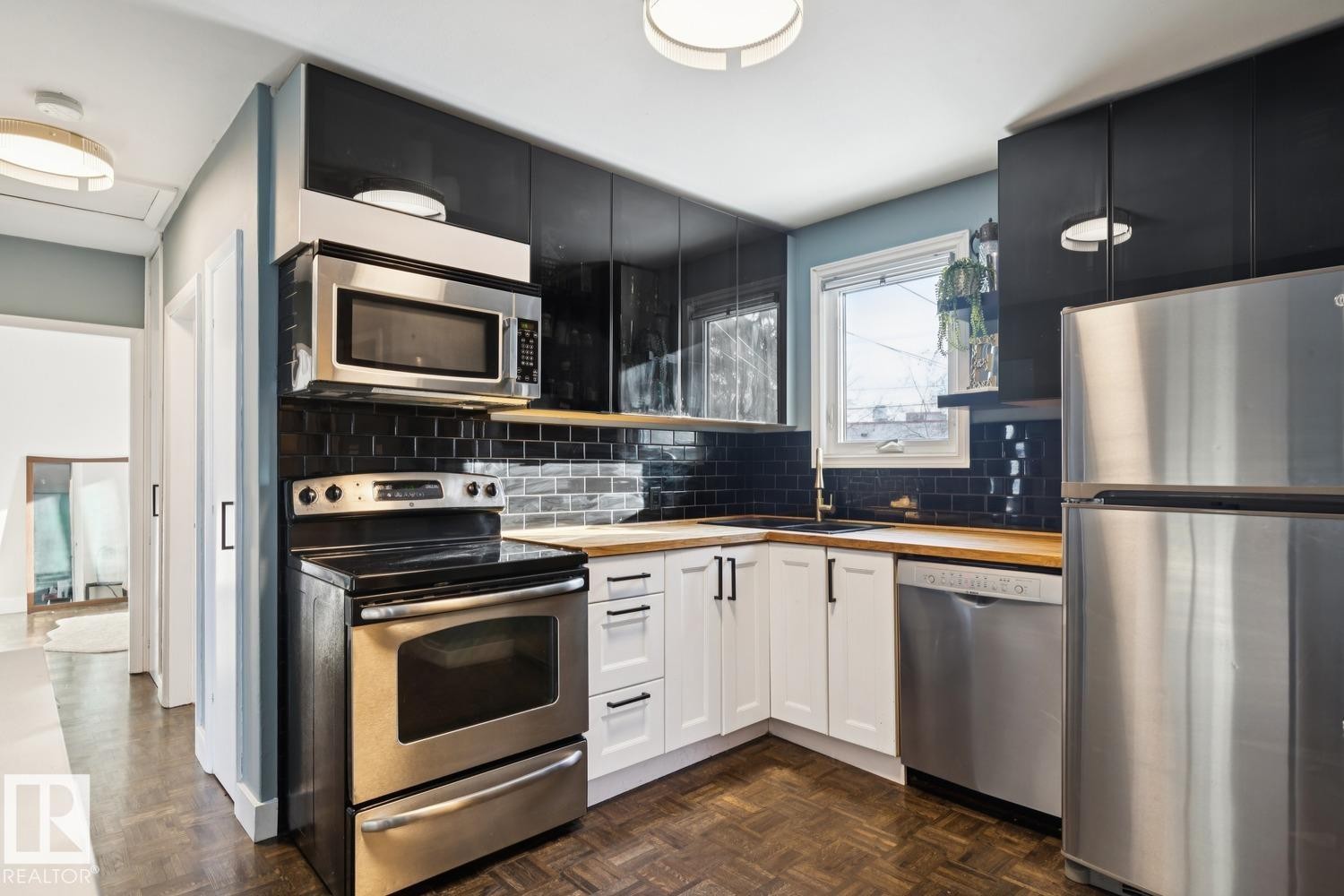 7601 91 Avenue, Edmonton, AB - Indoor Photo Showing Kitchen