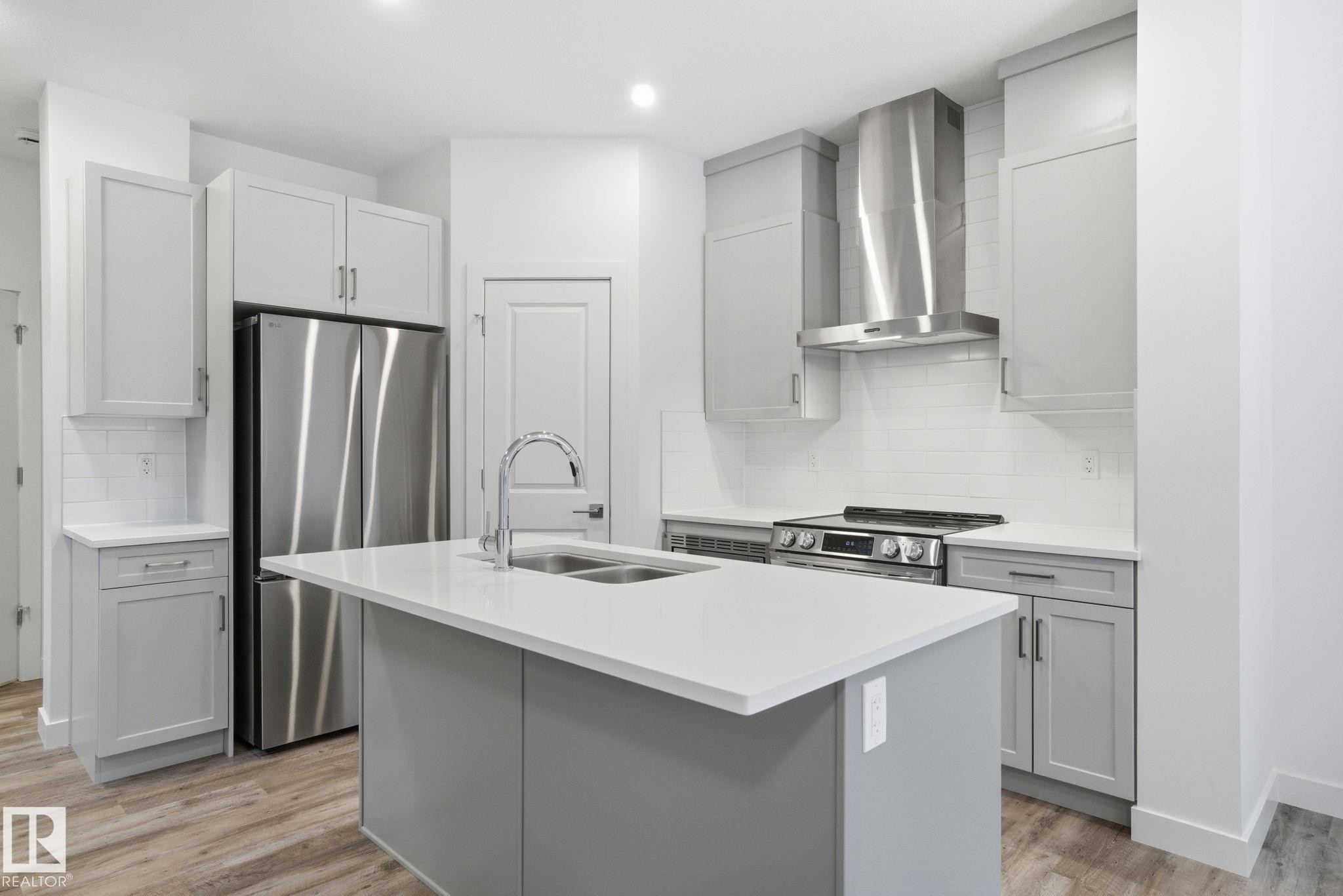 19 5122 213A Street, Edmonton, AB - Indoor Photo Showing Kitchen With Double Sink With Upgraded Kitchen