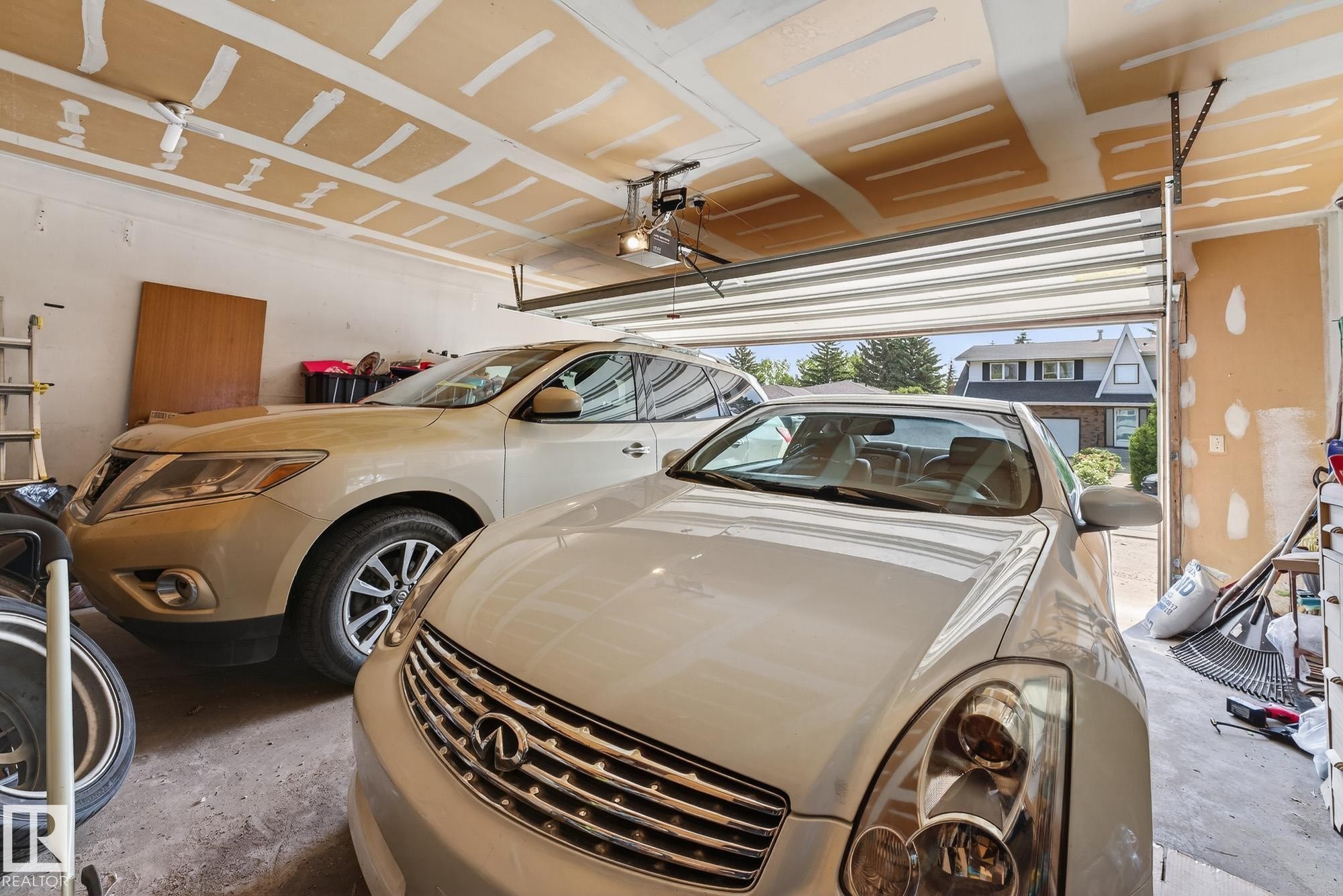 3310 113A Street, Edmonton, AB - Indoor Photo Showing Garage
