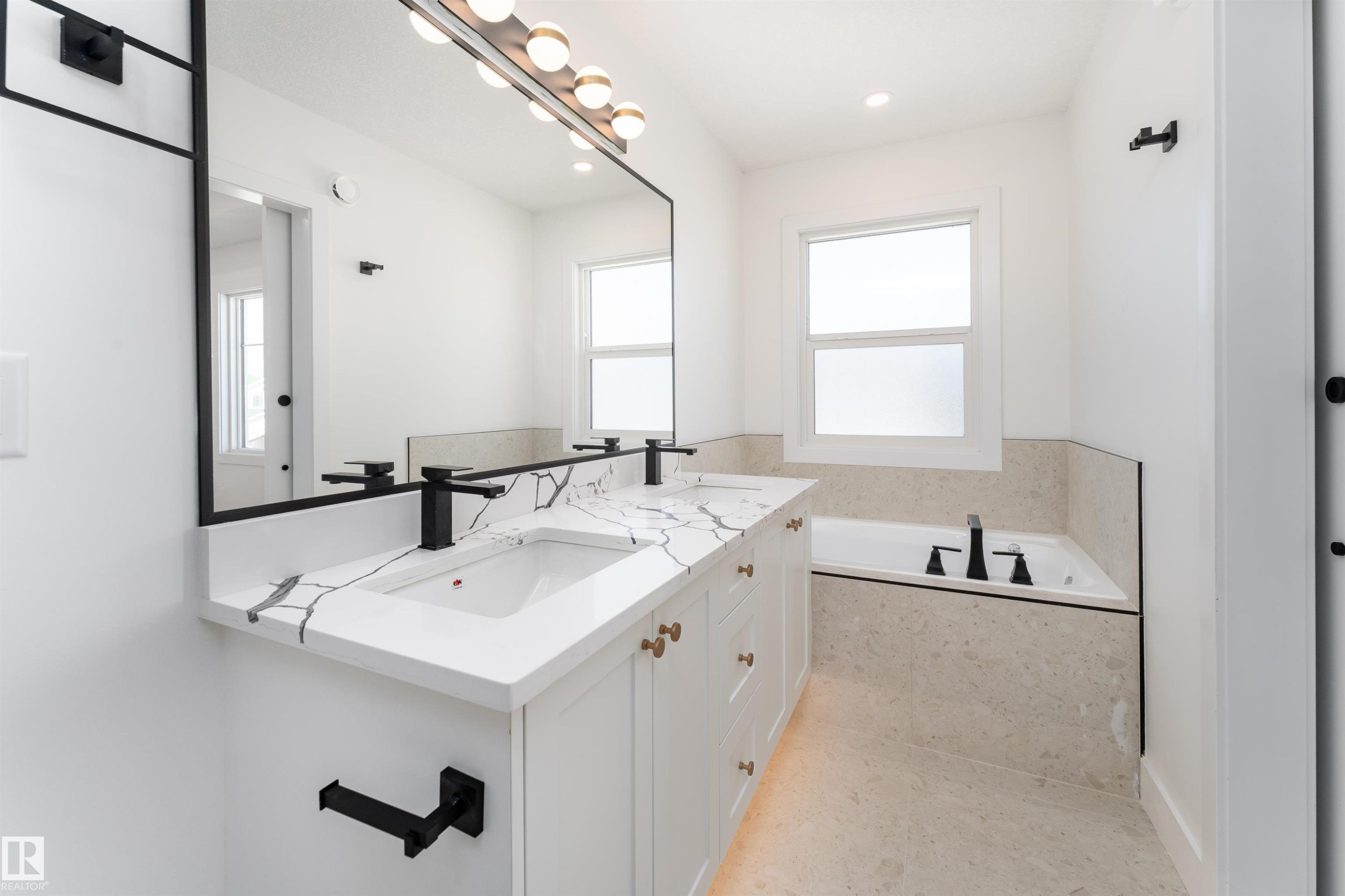3127 Magpie Way, Edmonton, AB - Indoor Photo Showing Bathroom