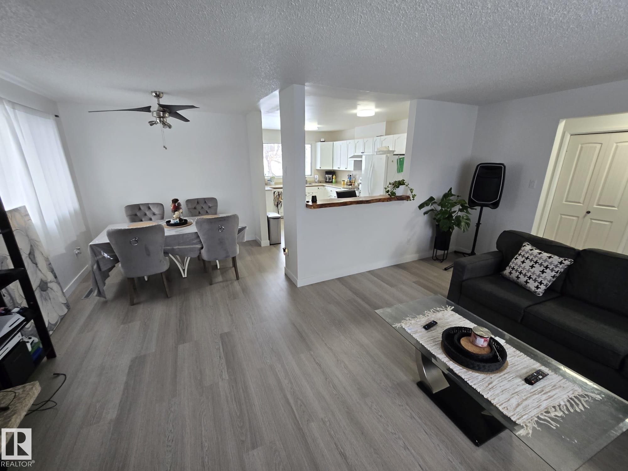 14224 78 Street, Edmonton, AB - Indoor Photo Showing Living Room