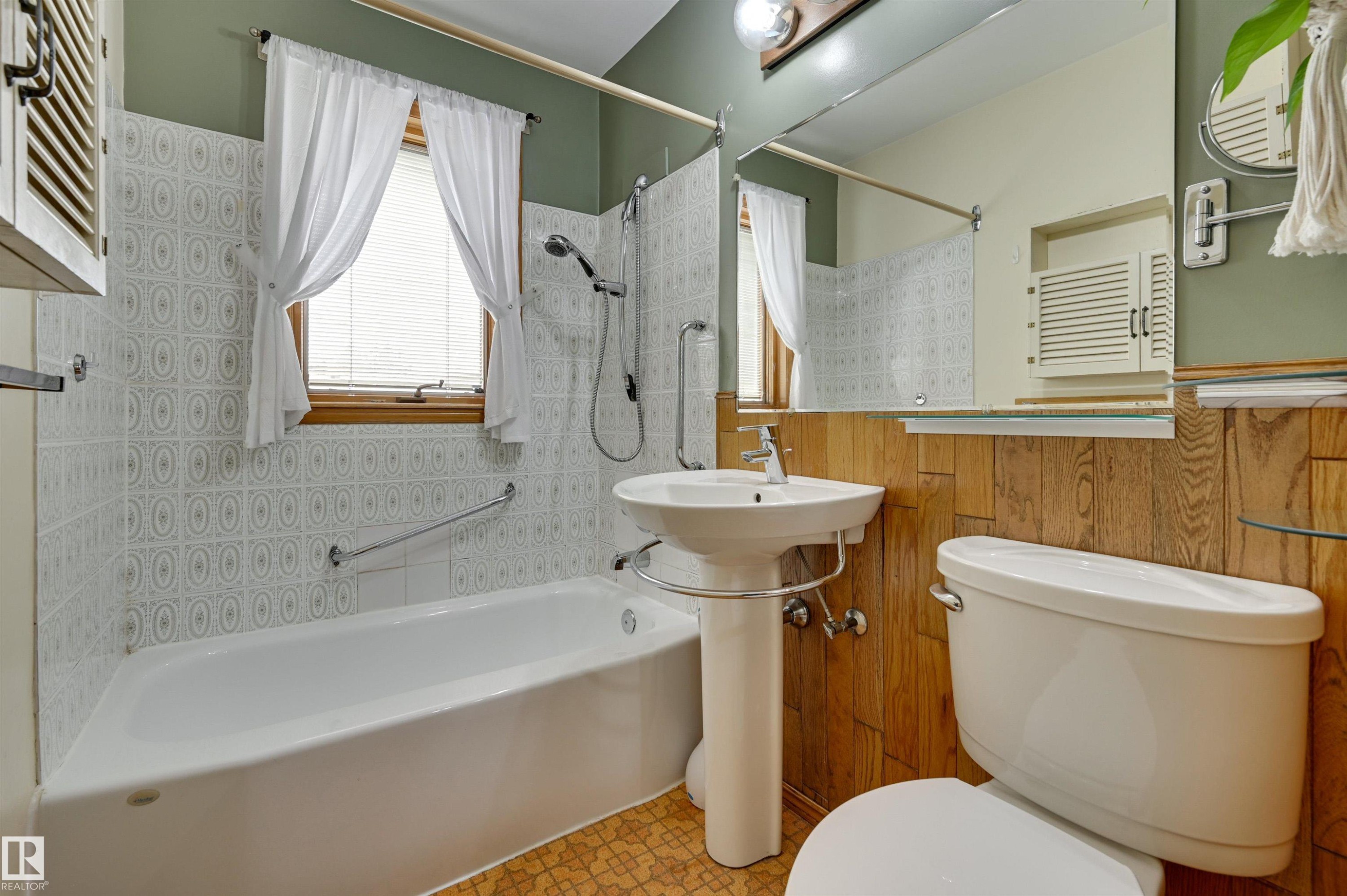 9725 143 Street, Edmonton, AB - Indoor Photo Showing Bathroom