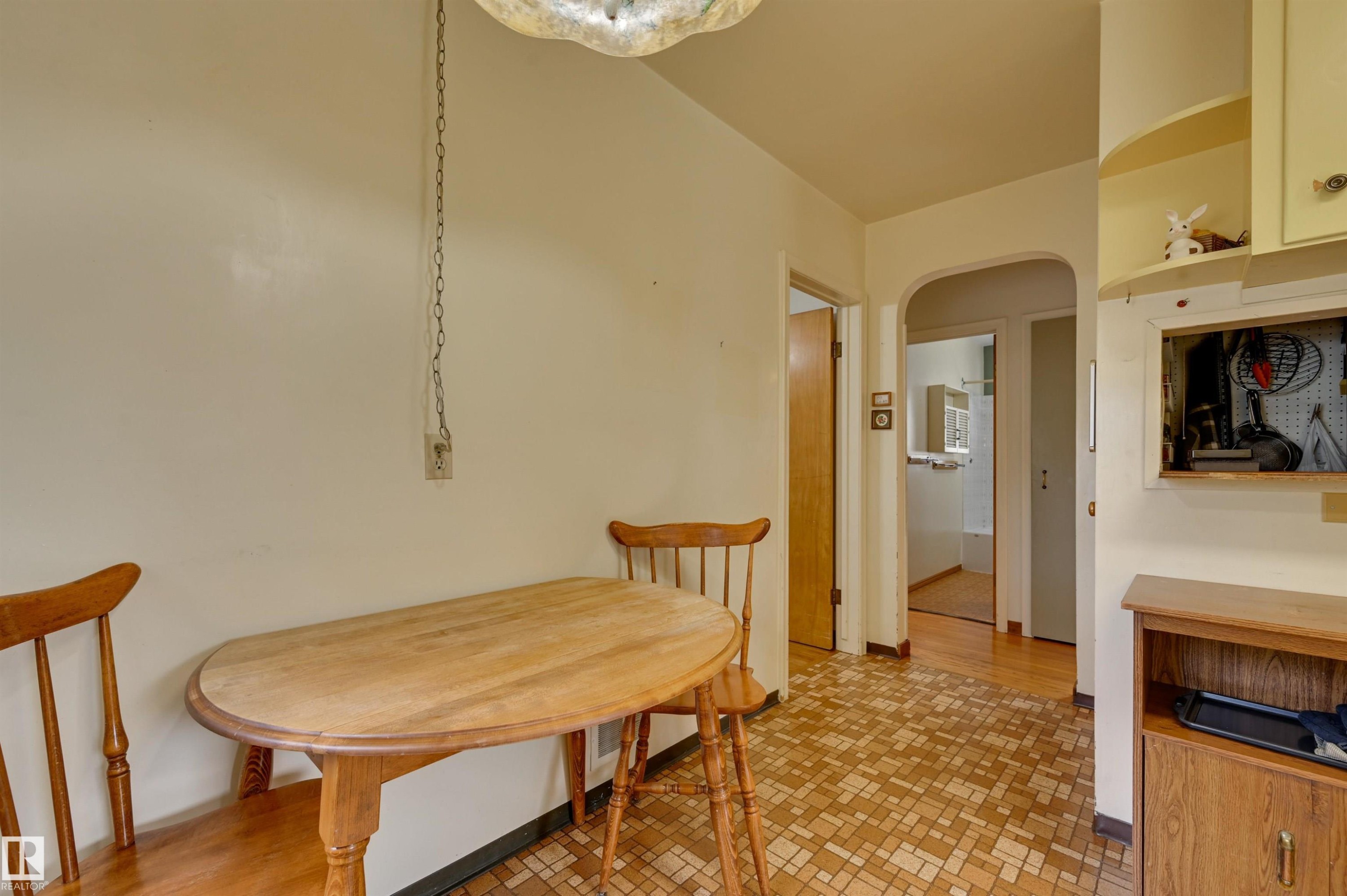 9725 143 Street, Edmonton, AB - Indoor