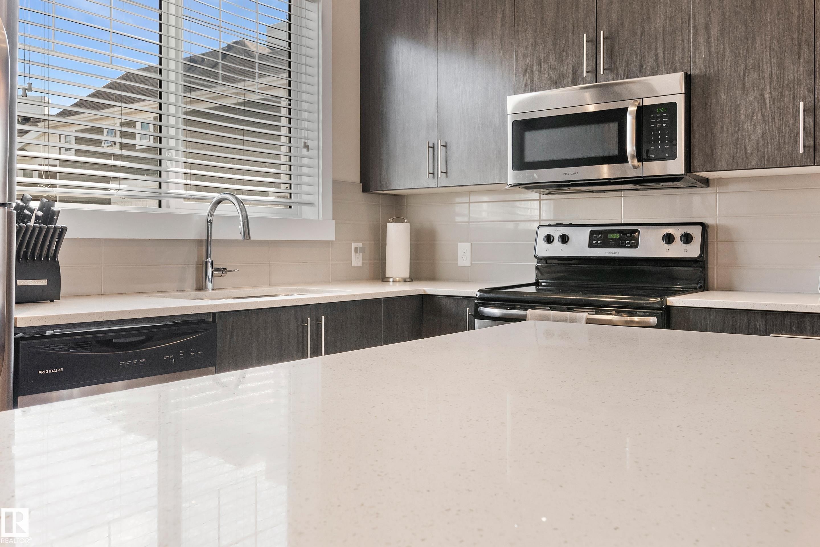 43 903 Crystallina Nera Way, Edmonton, AB - Indoor Photo Showing Kitchen With Stainless Steel Kitchen With Double Sink With Upgraded Kitchen