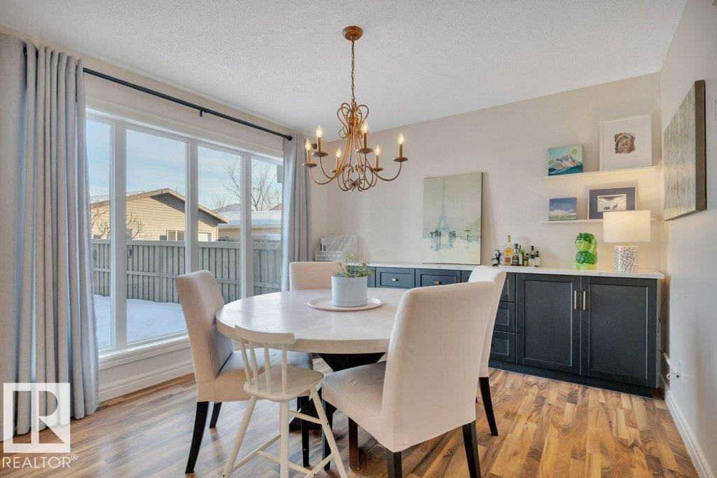 2464 Austin Crescent, Edmonton, AB - Indoor Photo Showing Dining Room