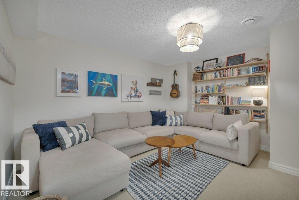 2464 Austin Crescent, Edmonton, AB - Indoor Photo Showing Living Room