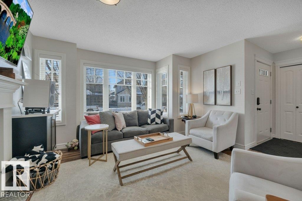 2464 Austin Crescent, Edmonton, AB - Indoor Photo Showing Living Room