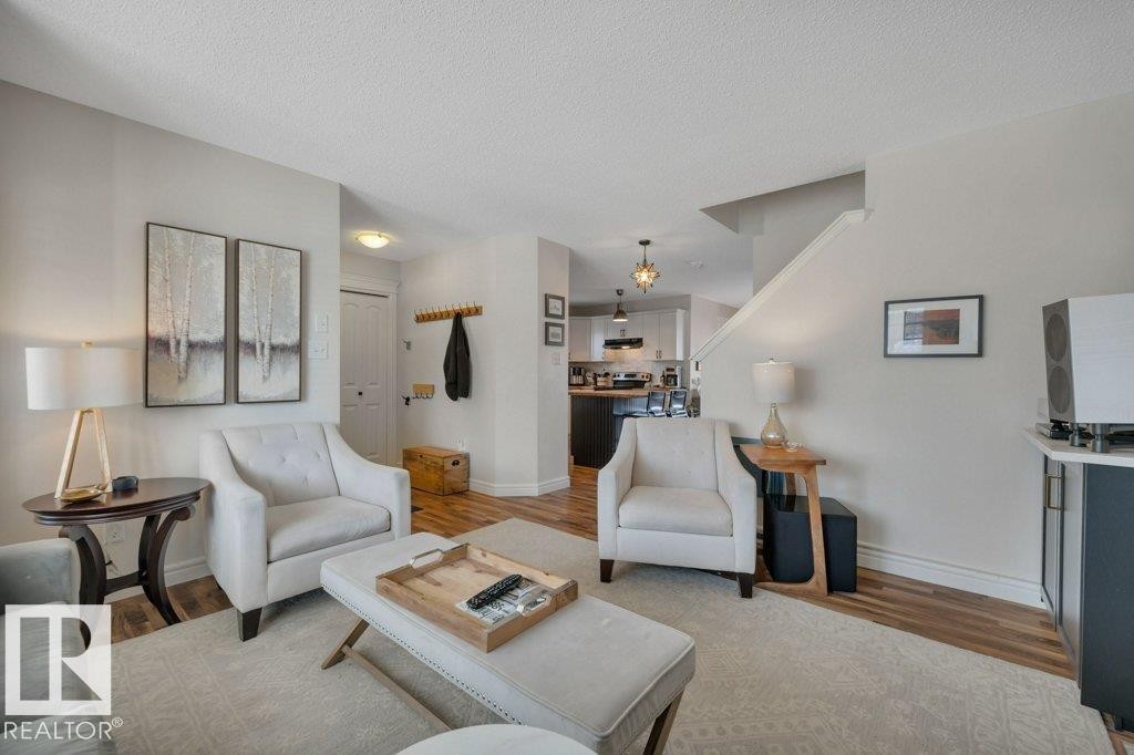 2464 Austin Crescent, Edmonton, AB - Indoor Photo Showing Living Room