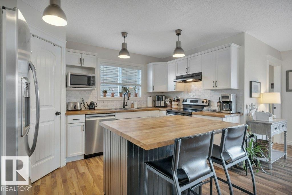 2464 Austin Crescent, Edmonton, AB - Indoor Photo Showing Kitchen With Upgraded Kitchen