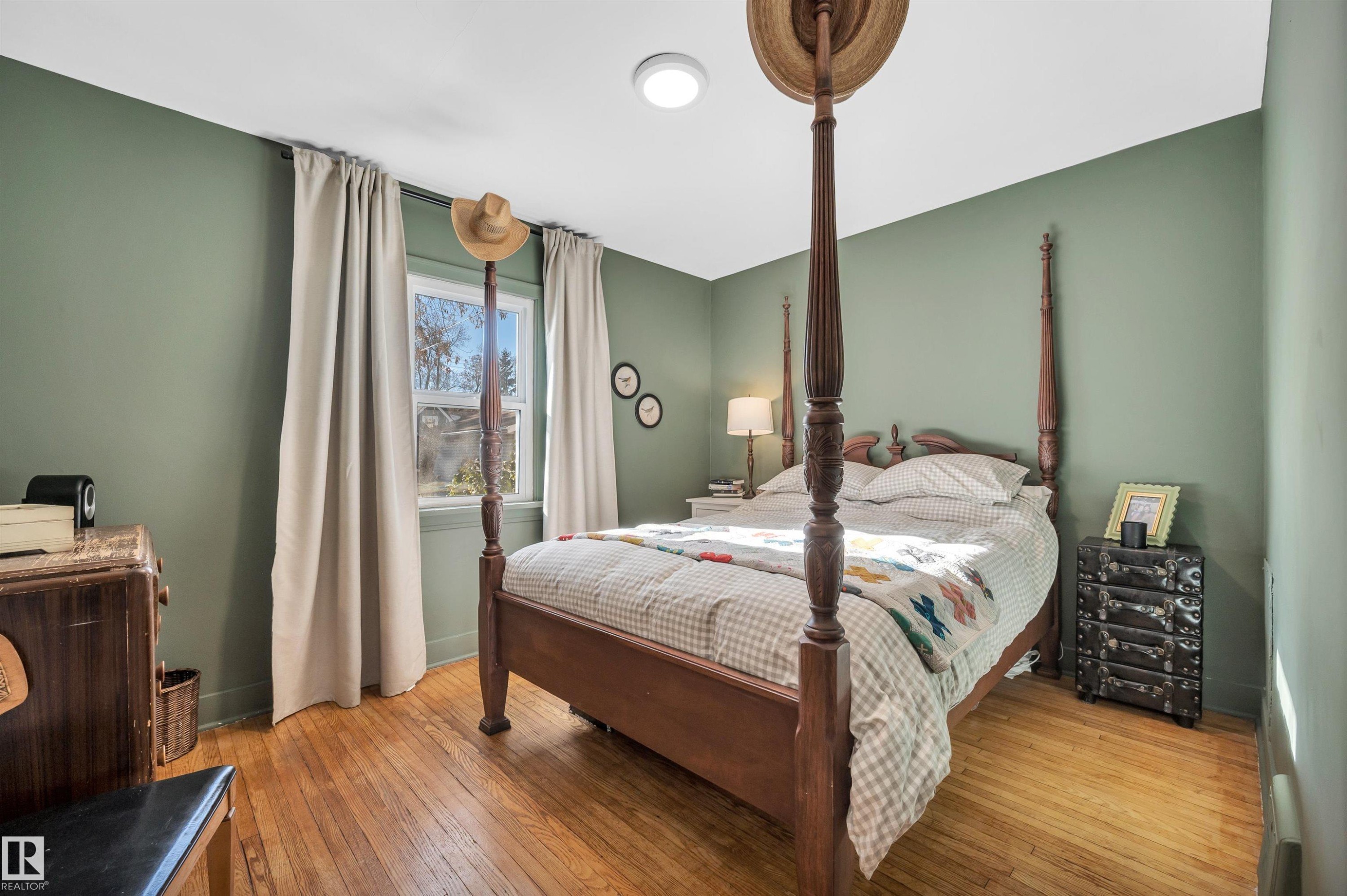 11109 81 Avenue, Edmonton, AB - Indoor Photo Showing Bedroom