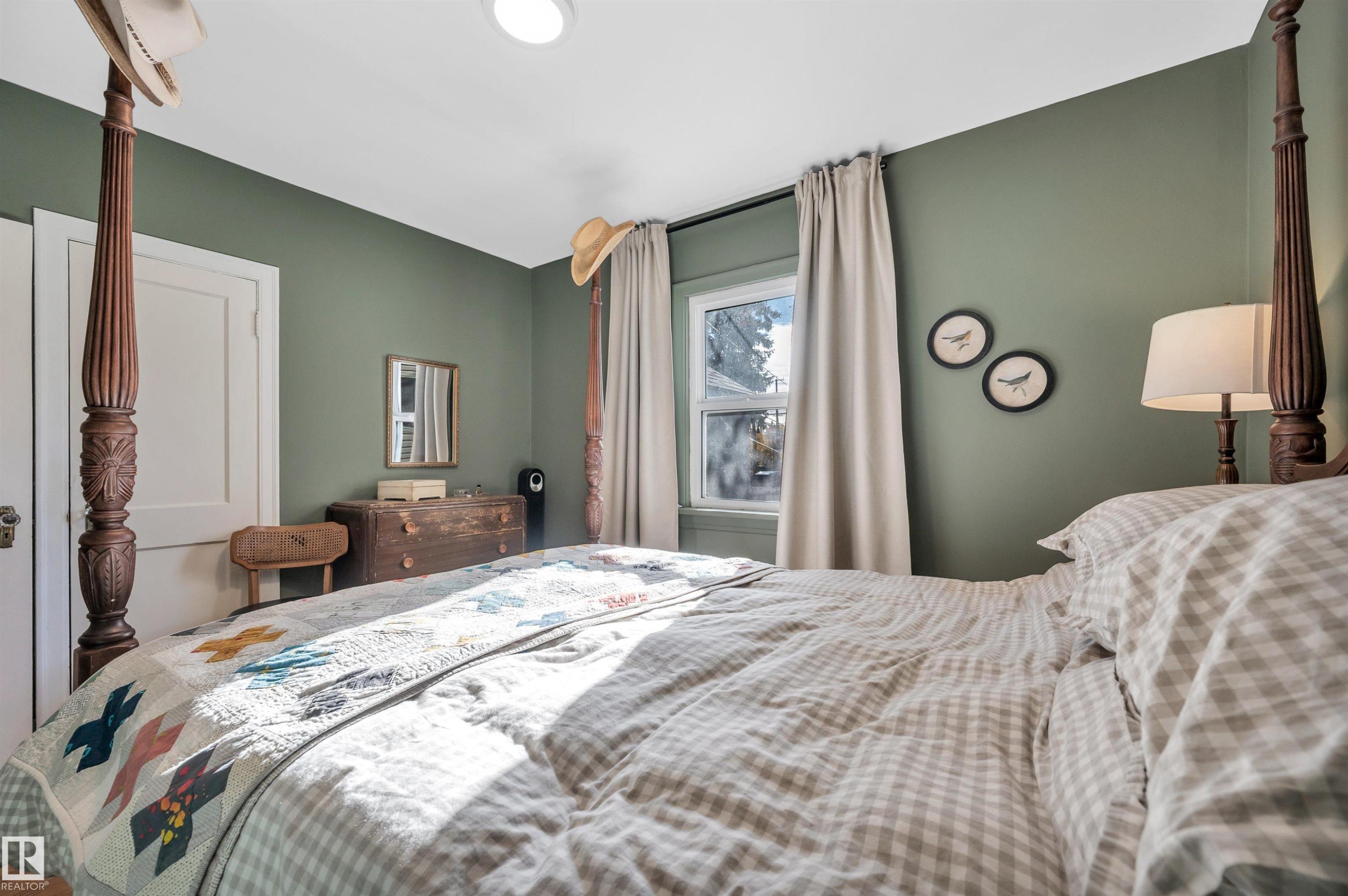 11109 81 Avenue, Edmonton, AB - Indoor Photo Showing Bedroom