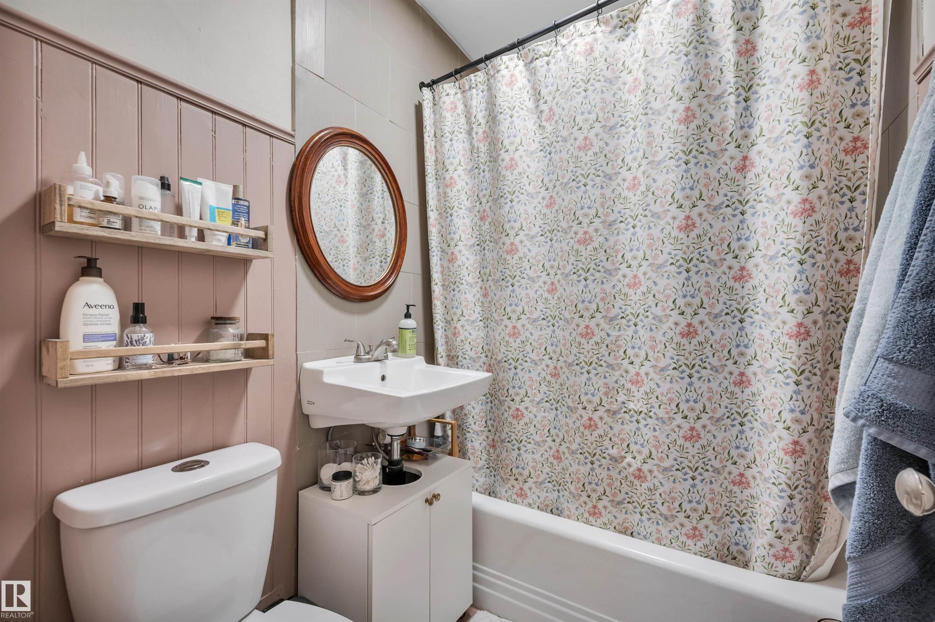 11109 81 Avenue, Edmonton, AB - Indoor Photo Showing Bathroom