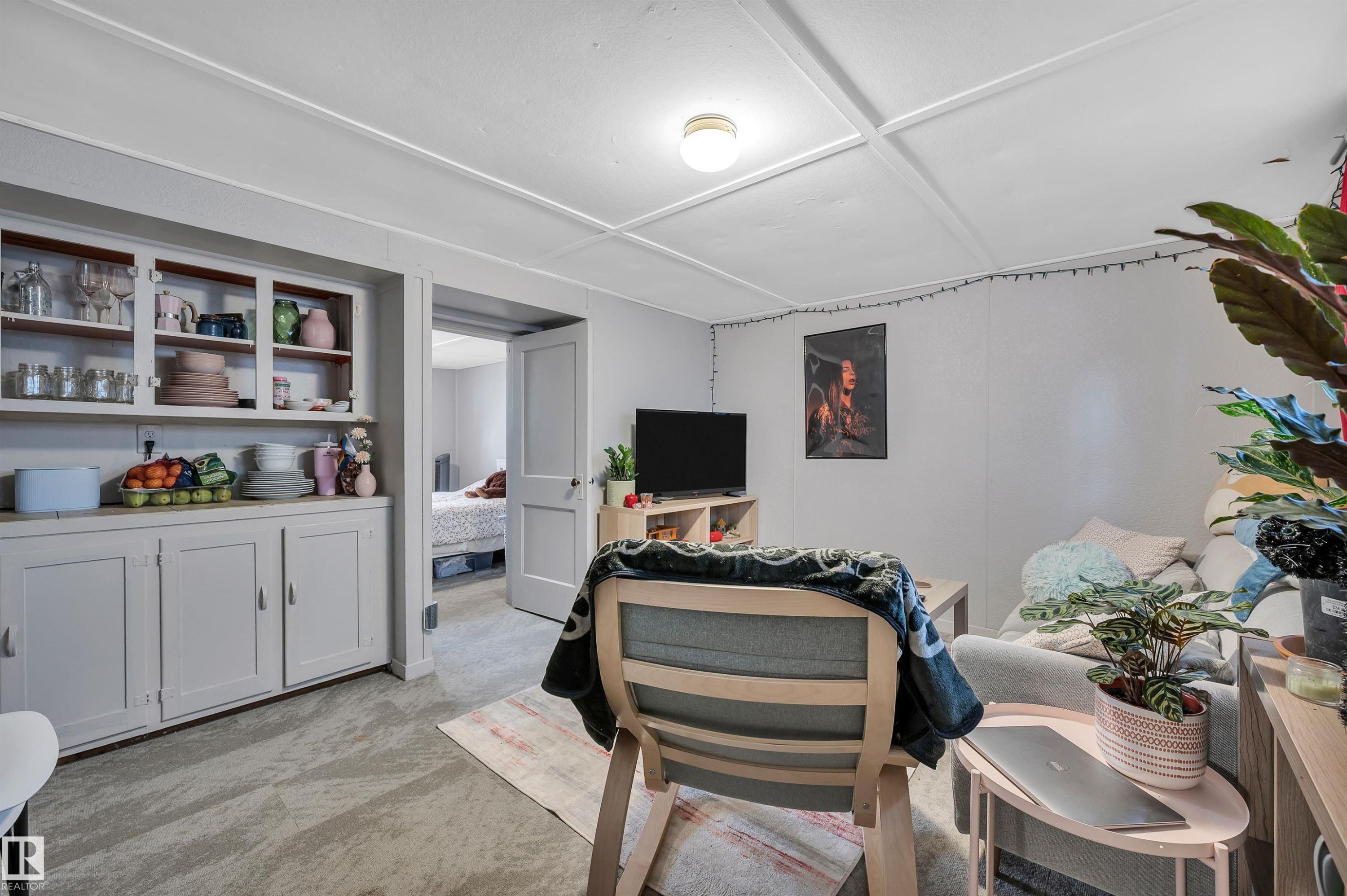 11109 81 Avenue, Edmonton, AB - Indoor