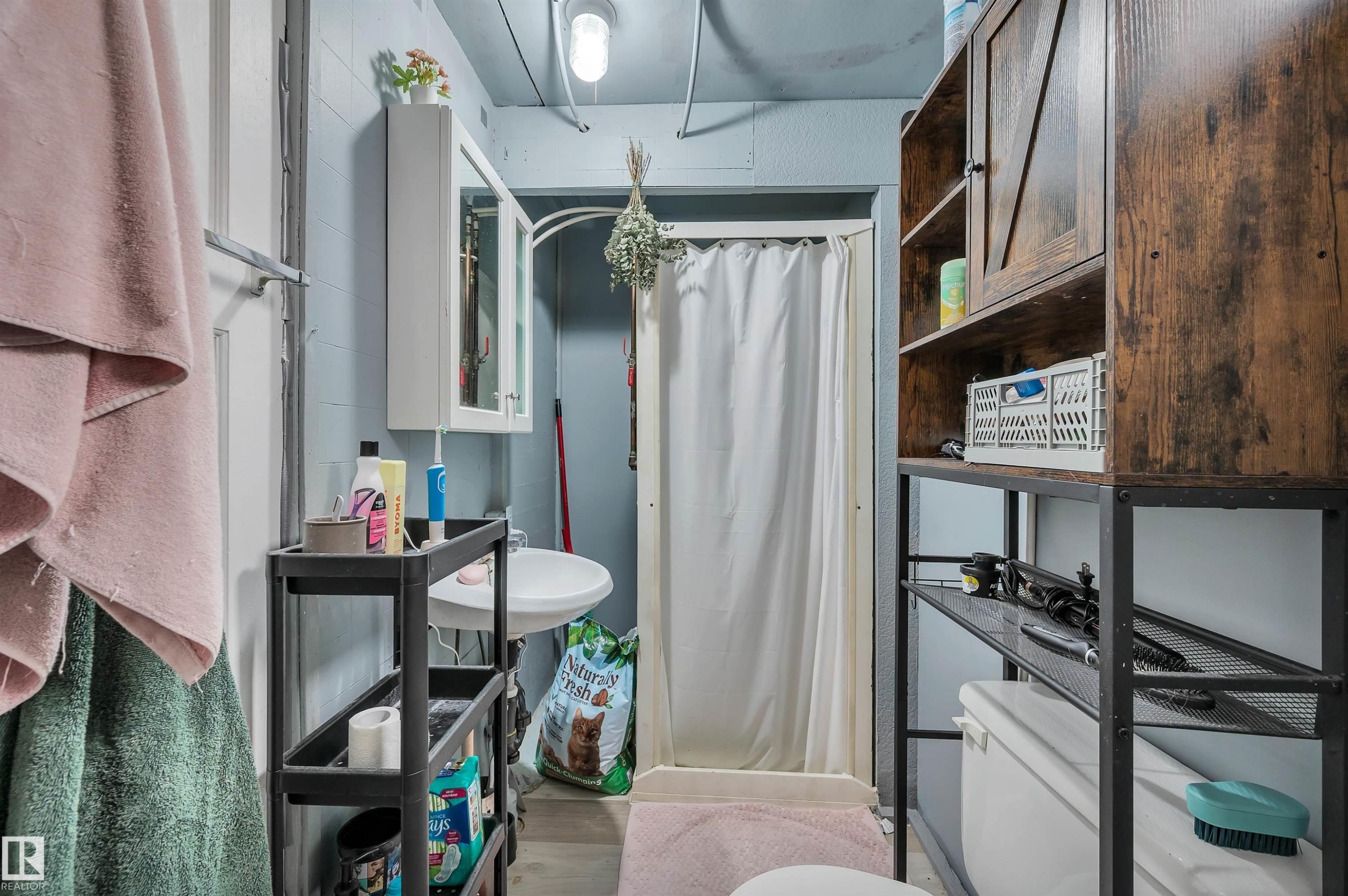 11109 81 Avenue, Edmonton, AB - Indoor