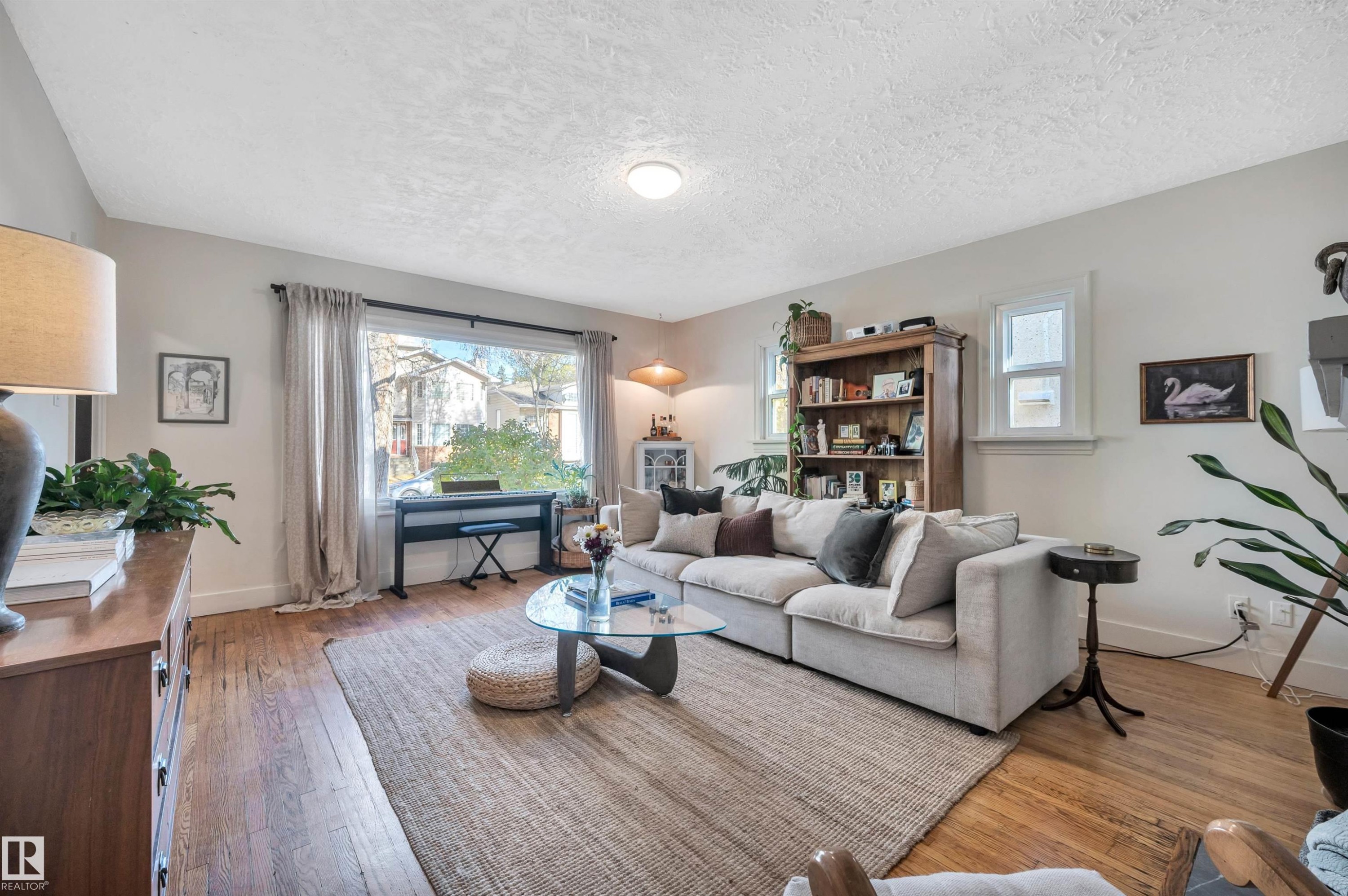 11109 81 Avenue, Edmonton, AB - Indoor Photo Showing Living Room