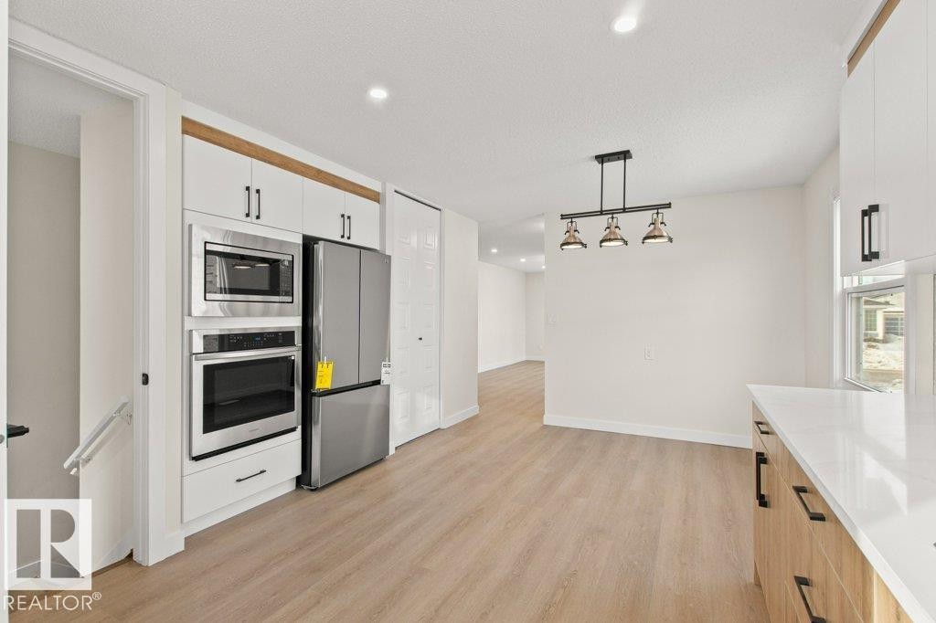 3043 142 Avenue, Edmonton, AB - Indoor Photo Showing Kitchen