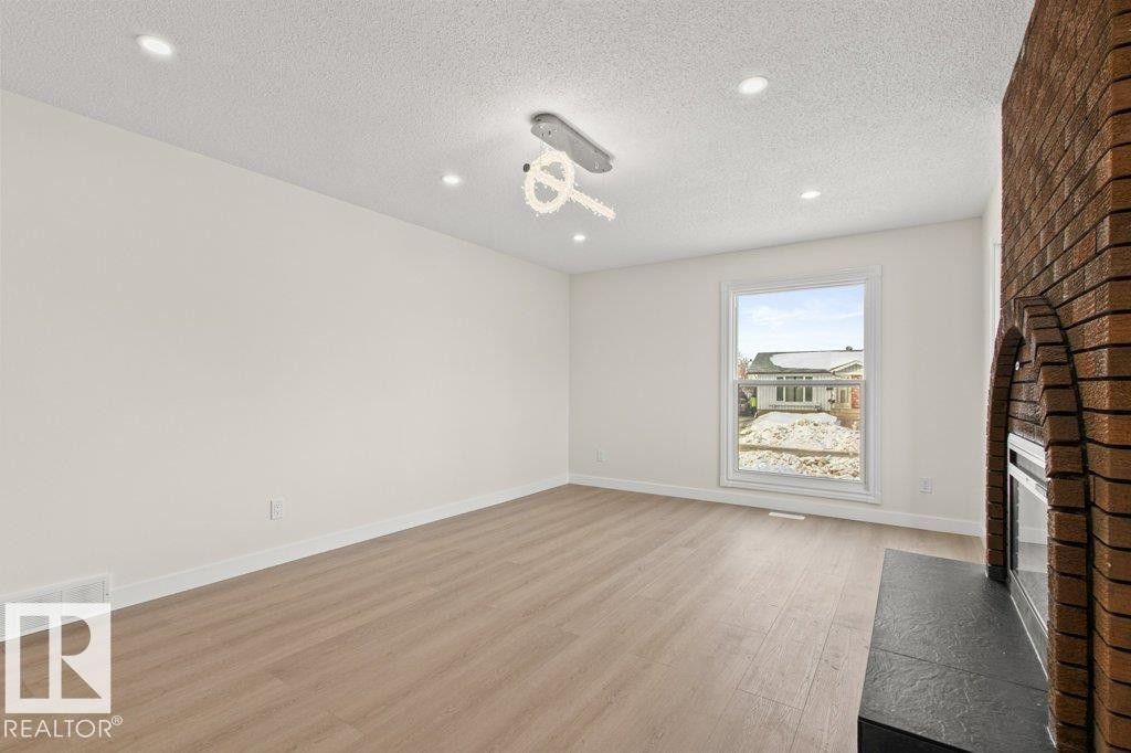 3043 142 Avenue, Edmonton, AB - Indoor Photo Showing Other Room
