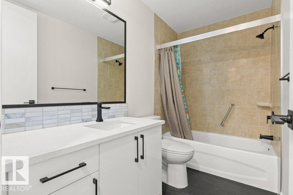 3043 142 Avenue, Edmonton, AB - Indoor Photo Showing Bathroom