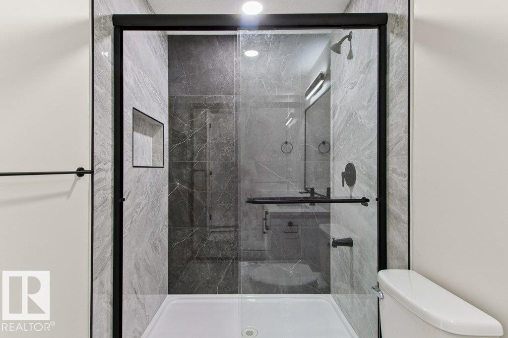 3043 142 Avenue, Edmonton, AB - Indoor Photo Showing Bathroom