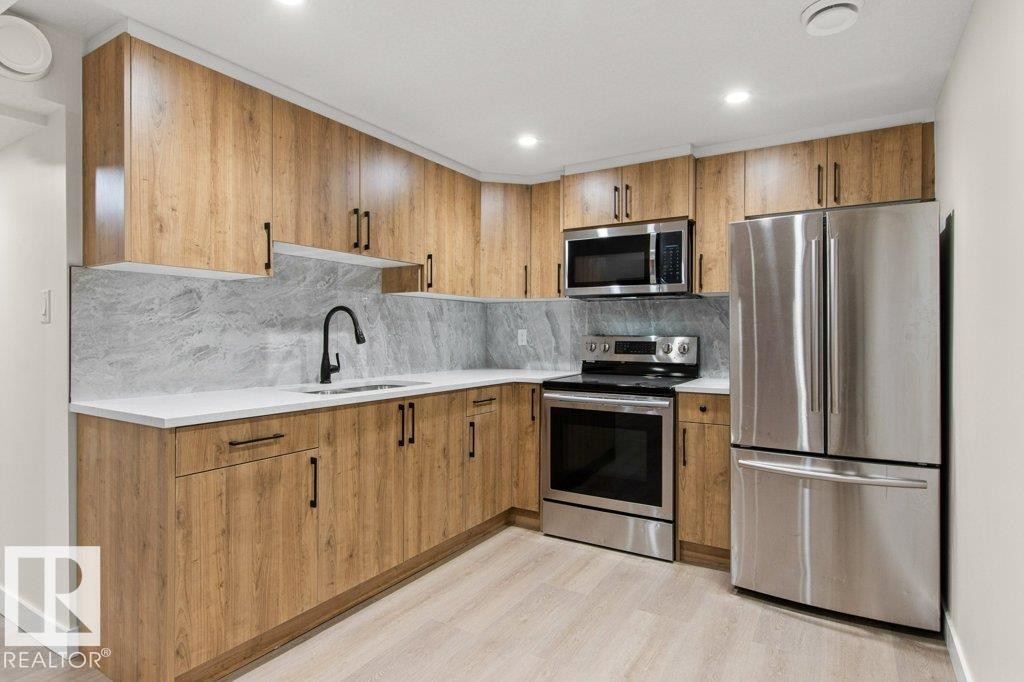 3043 142 Avenue, Edmonton, AB - Indoor Photo Showing Kitchen