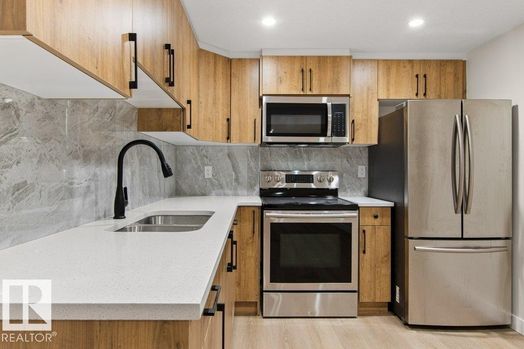 3043 142 Avenue, Edmonton, AB - Indoor Photo Showing Kitchen With Double Sink