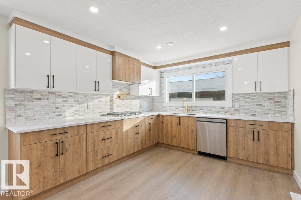3043 142 Avenue, Edmonton, AB - Indoor Photo Showing Kitchen With Upgraded Kitchen