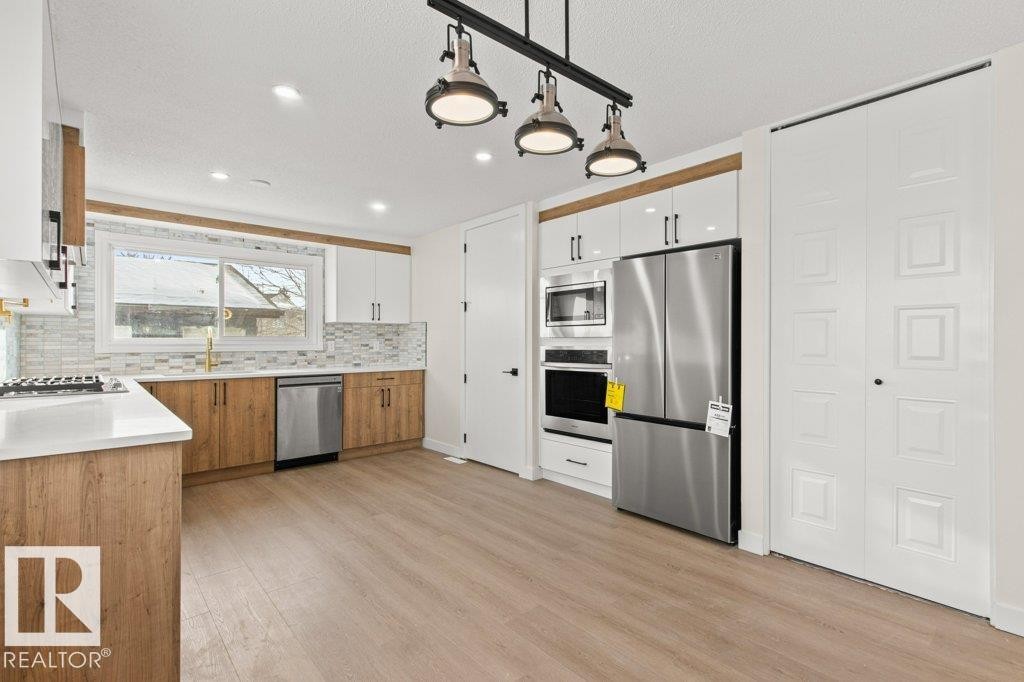 3043 142 Avenue, Edmonton, AB - Indoor Photo Showing Kitchen