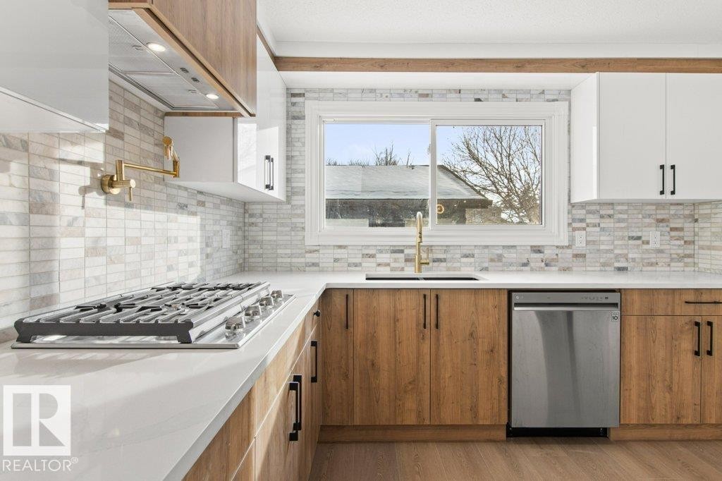 3043 142 Avenue, Edmonton, AB - Indoor Photo Showing Kitchen With Upgraded Kitchen