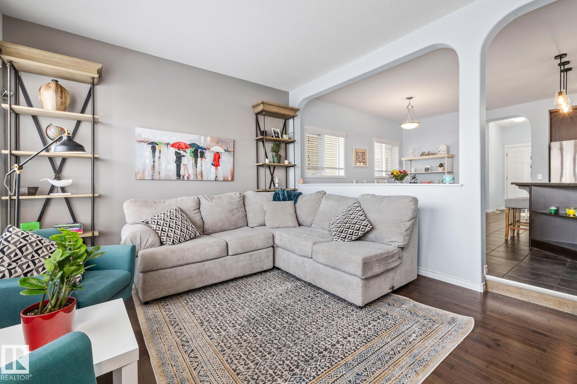 7020 22 Avenue Sw, Edmonton, AB - Indoor Photo Showing Living Room