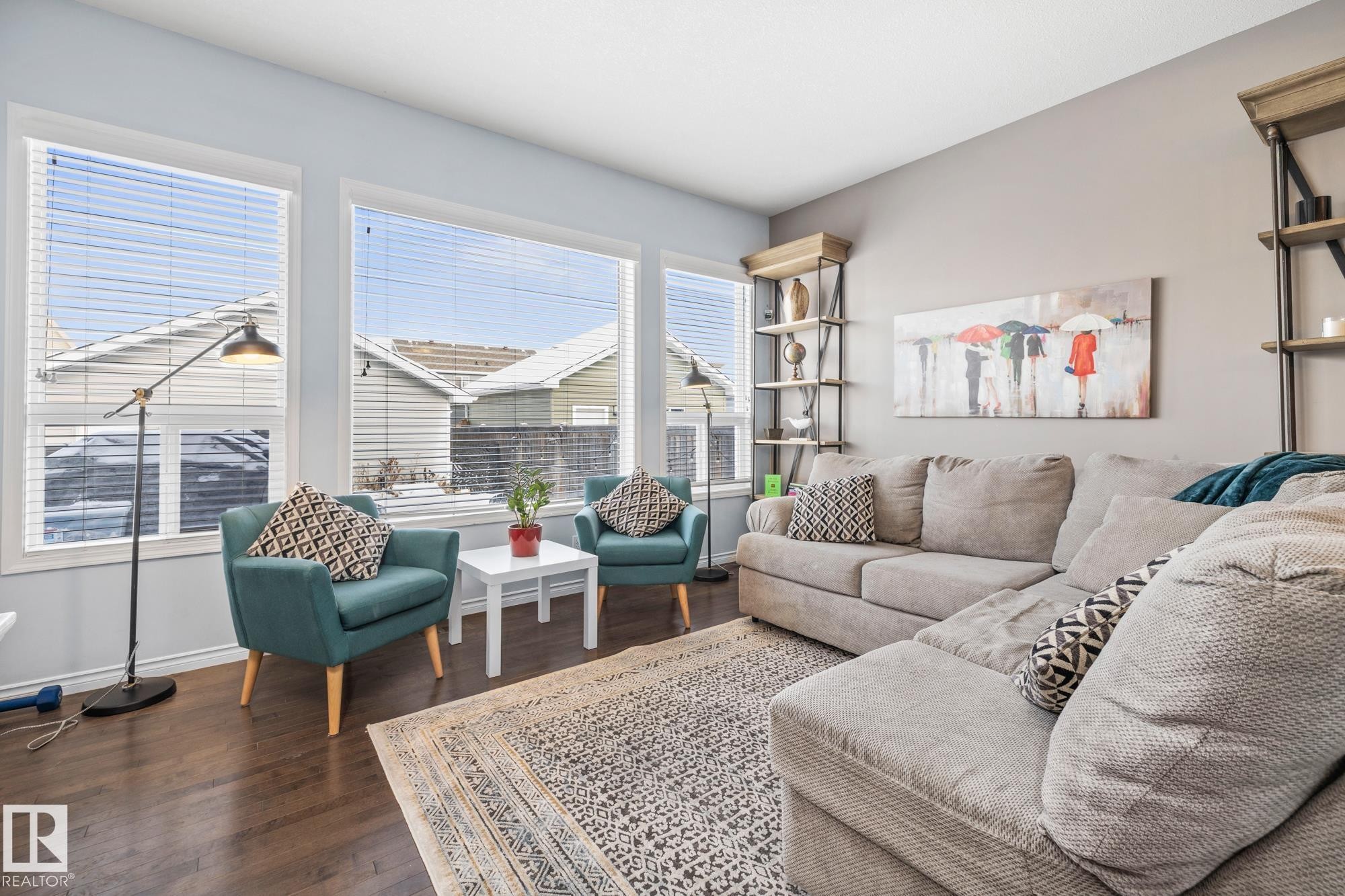 7020 22 Avenue Sw, Edmonton, AB - Indoor Photo Showing Living Room