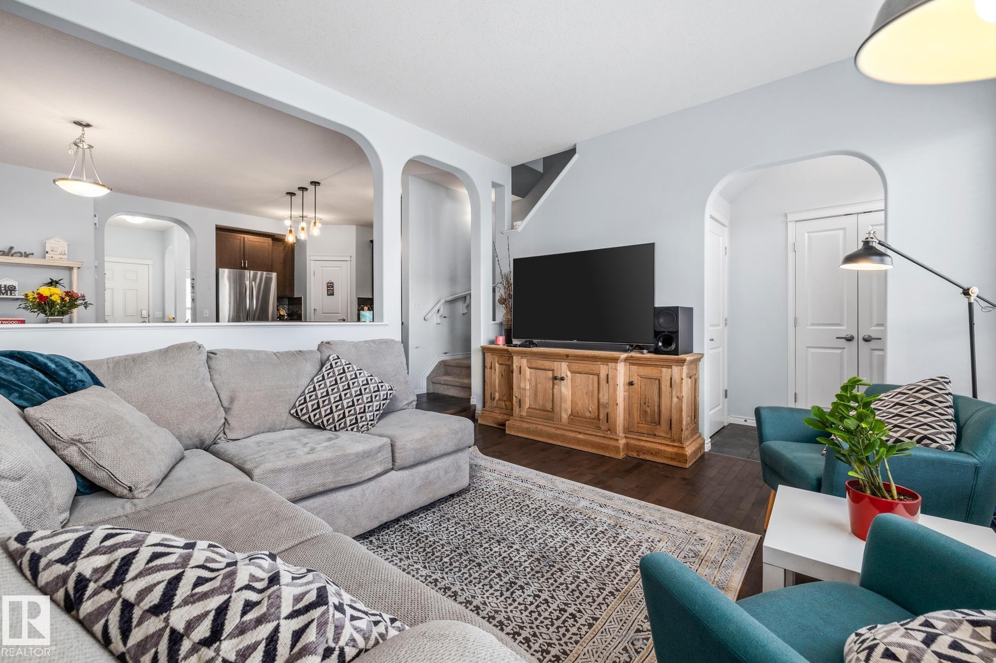 7020 22 Avenue Sw, Edmonton, AB - Indoor Photo Showing Living Room