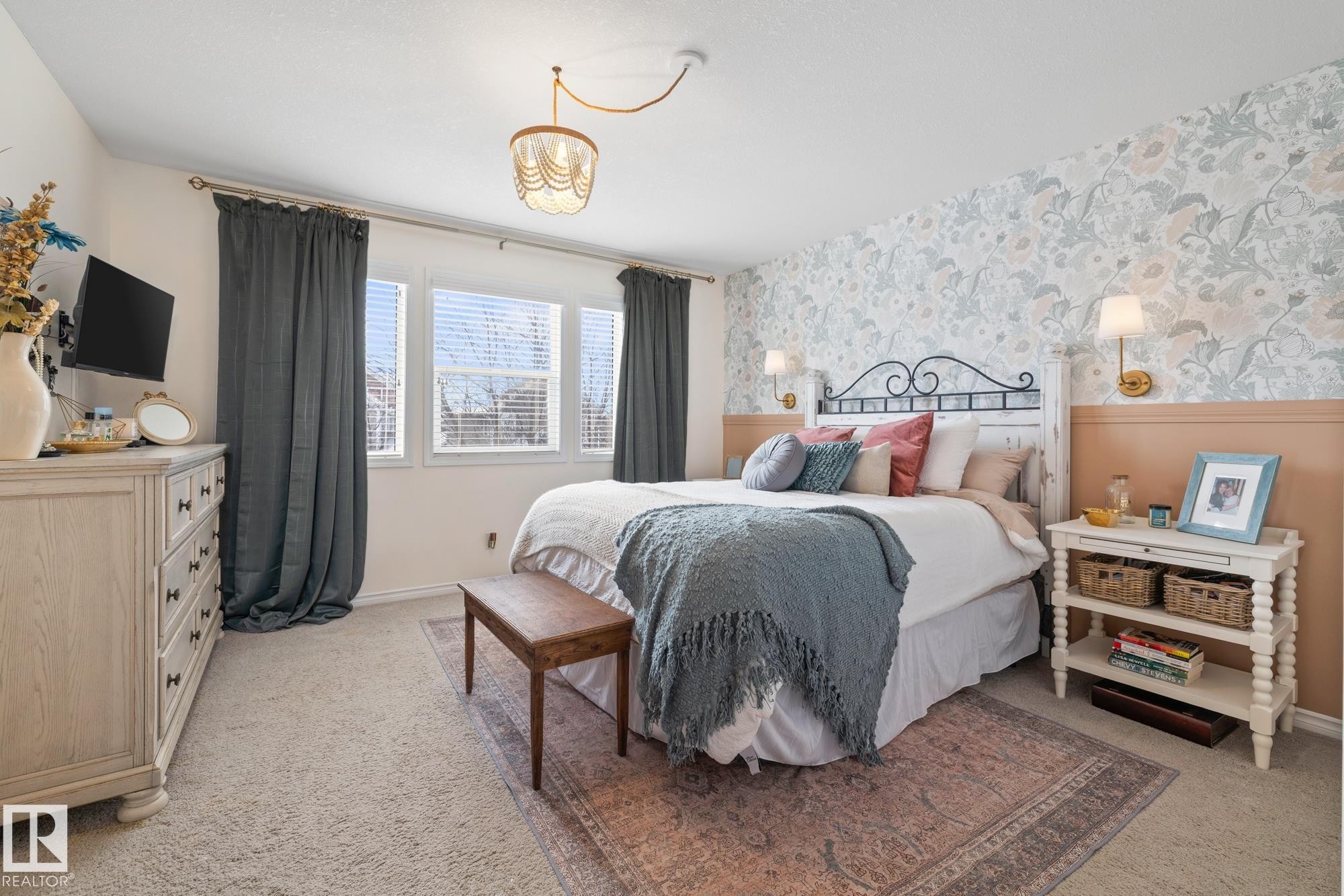 7020 22 Avenue Sw, Edmonton, AB - Indoor Photo Showing Bedroom