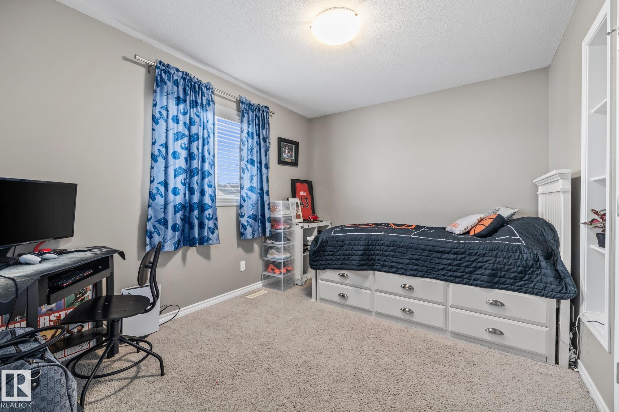 7020 22 Avenue Sw, Edmonton, AB - Indoor Photo Showing Bedroom