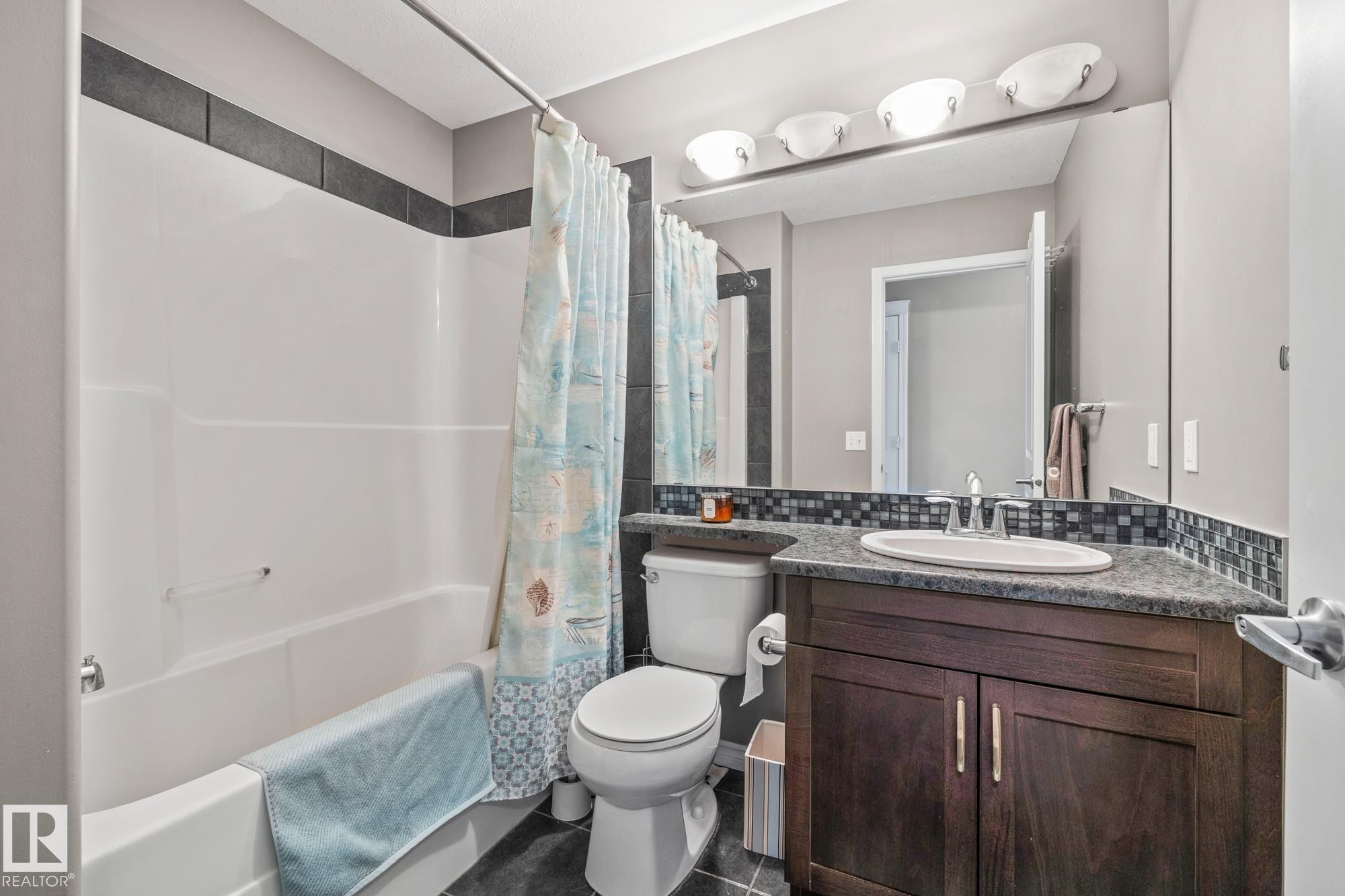 7020 22 Avenue Sw, Edmonton, AB - Indoor Photo Showing Bathroom