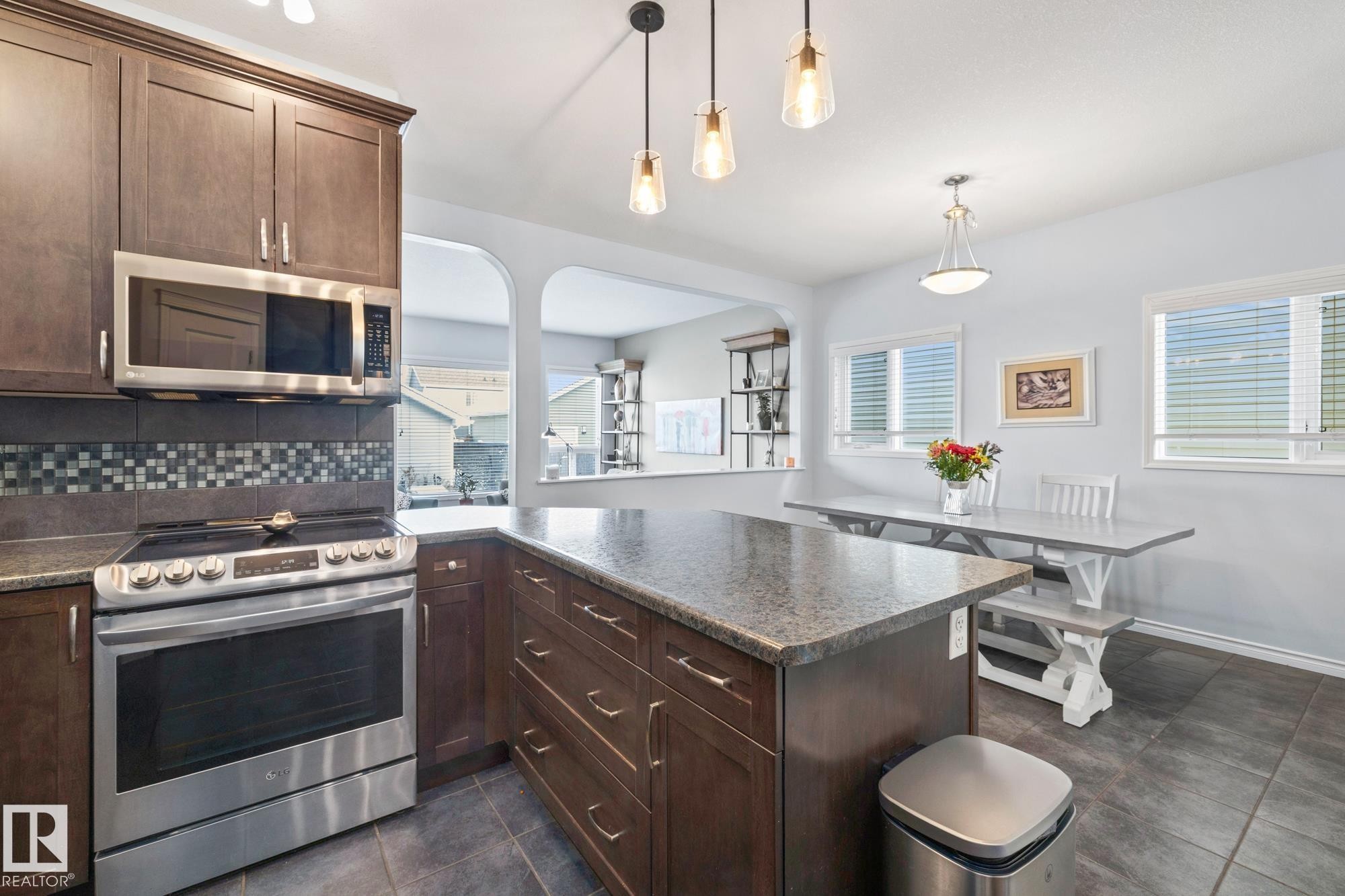 7020 22 Avenue Sw, Edmonton, AB - Indoor Photo Showing Kitchen