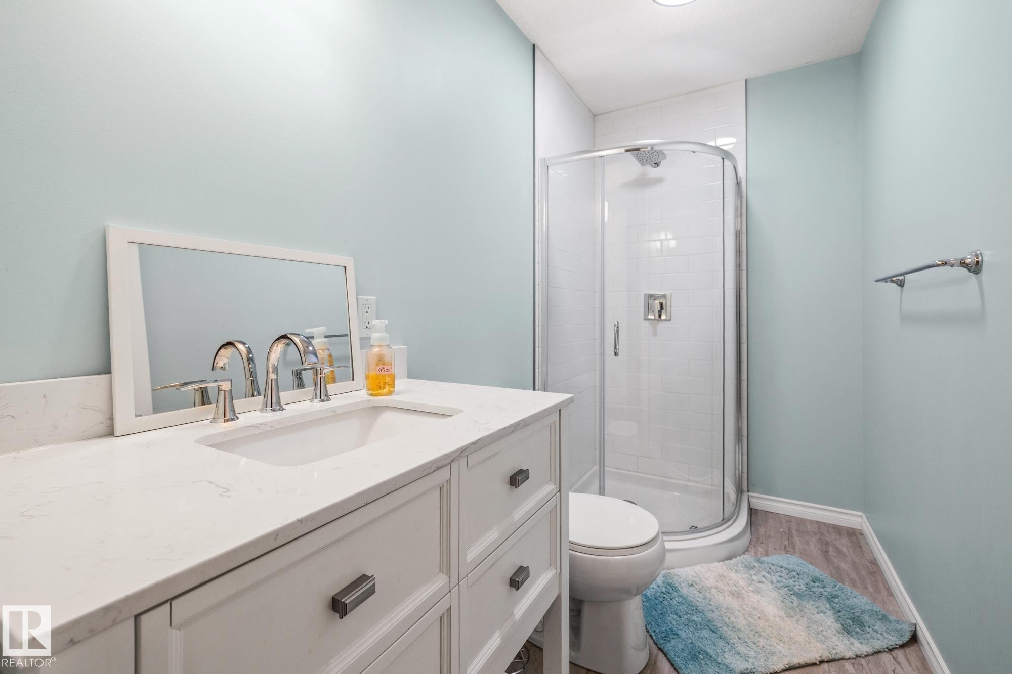 7020 22 Avenue Sw, Edmonton, AB - Indoor Photo Showing Bathroom