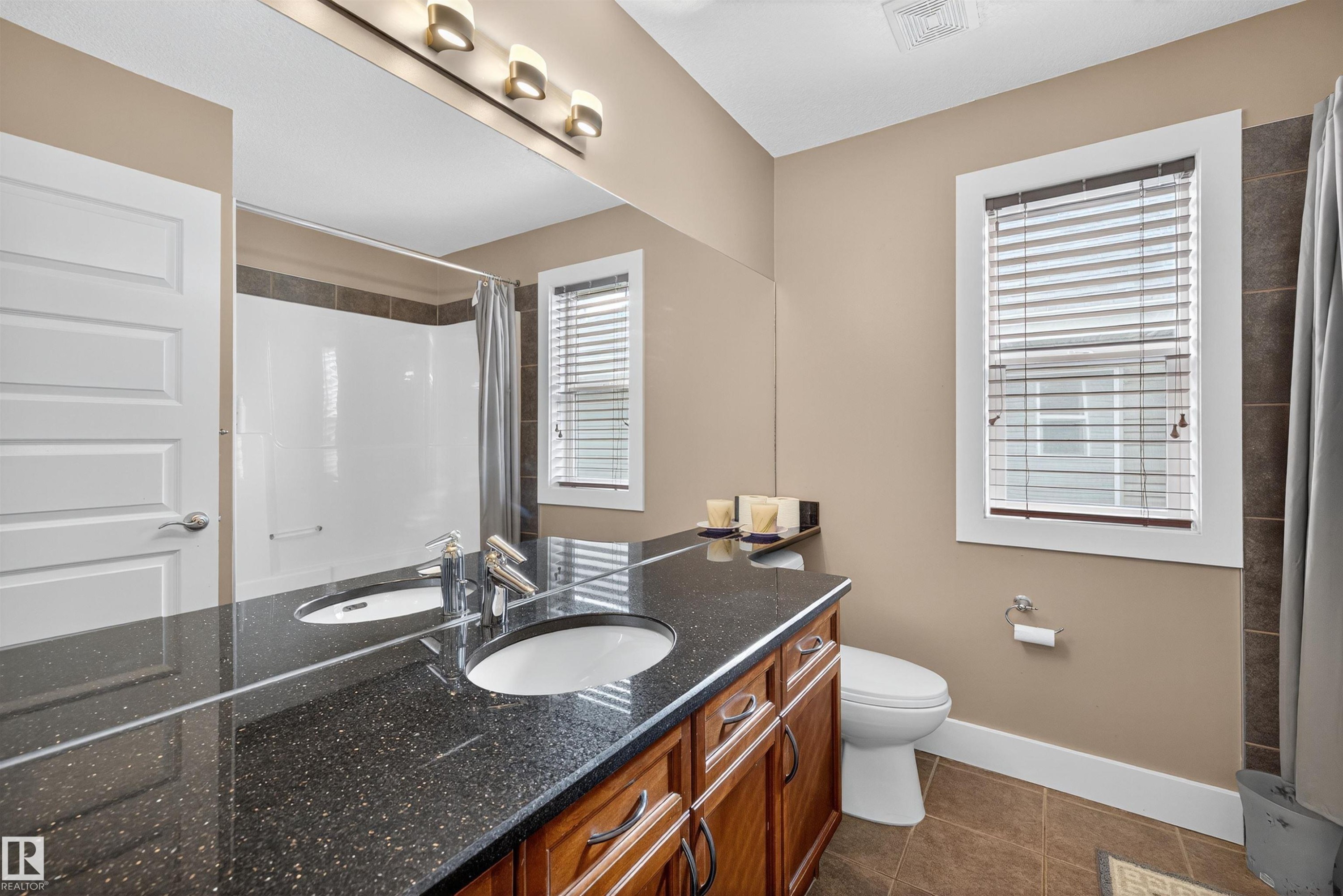 520 Stewart Crescent, Edmonton, AB - Indoor Photo Showing Bathroom
