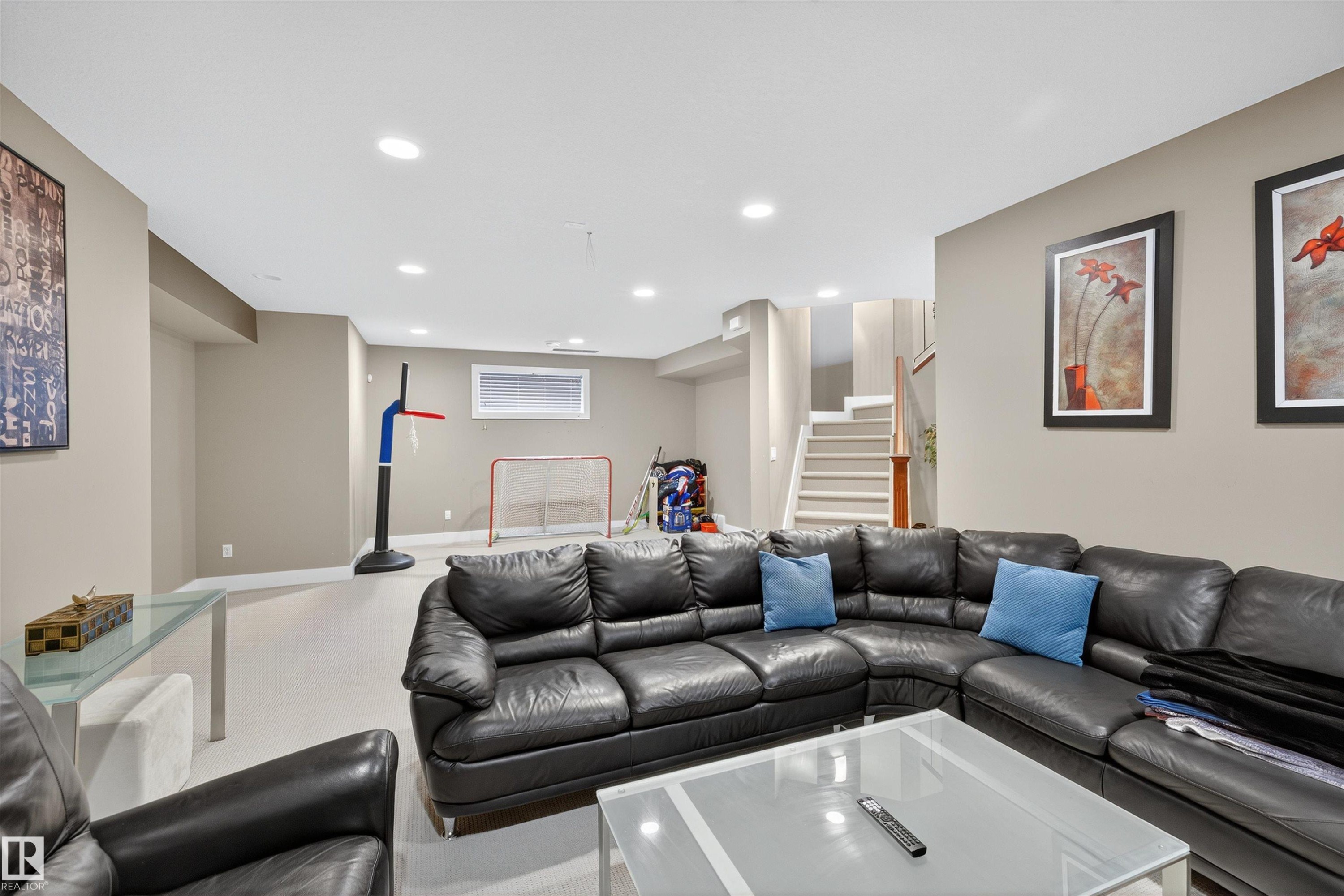 520 Stewart Crescent, Edmonton, AB - Indoor Photo Showing Living Room