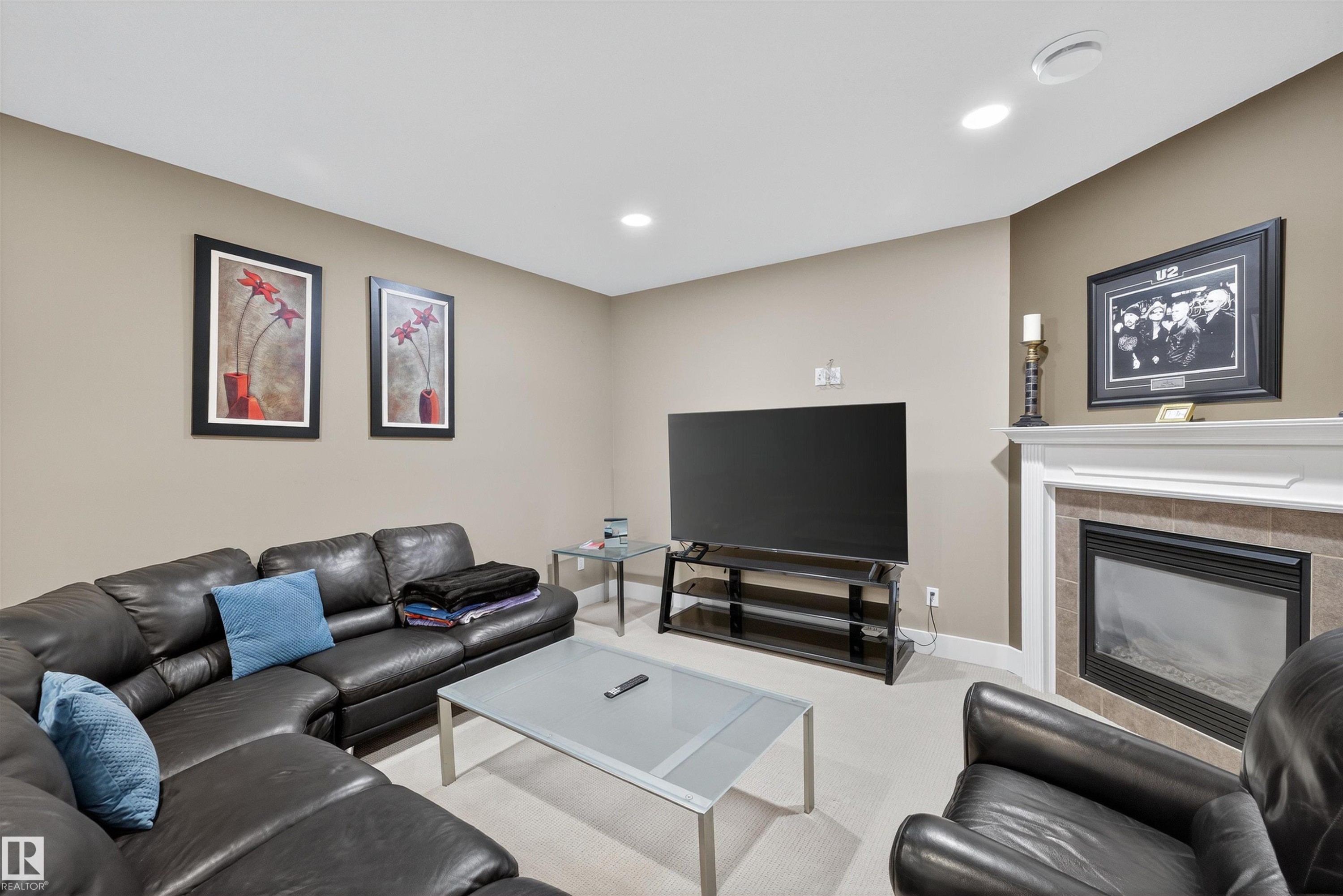 520 Stewart Crescent, Edmonton, AB - Indoor Photo Showing Living Room With Fireplace