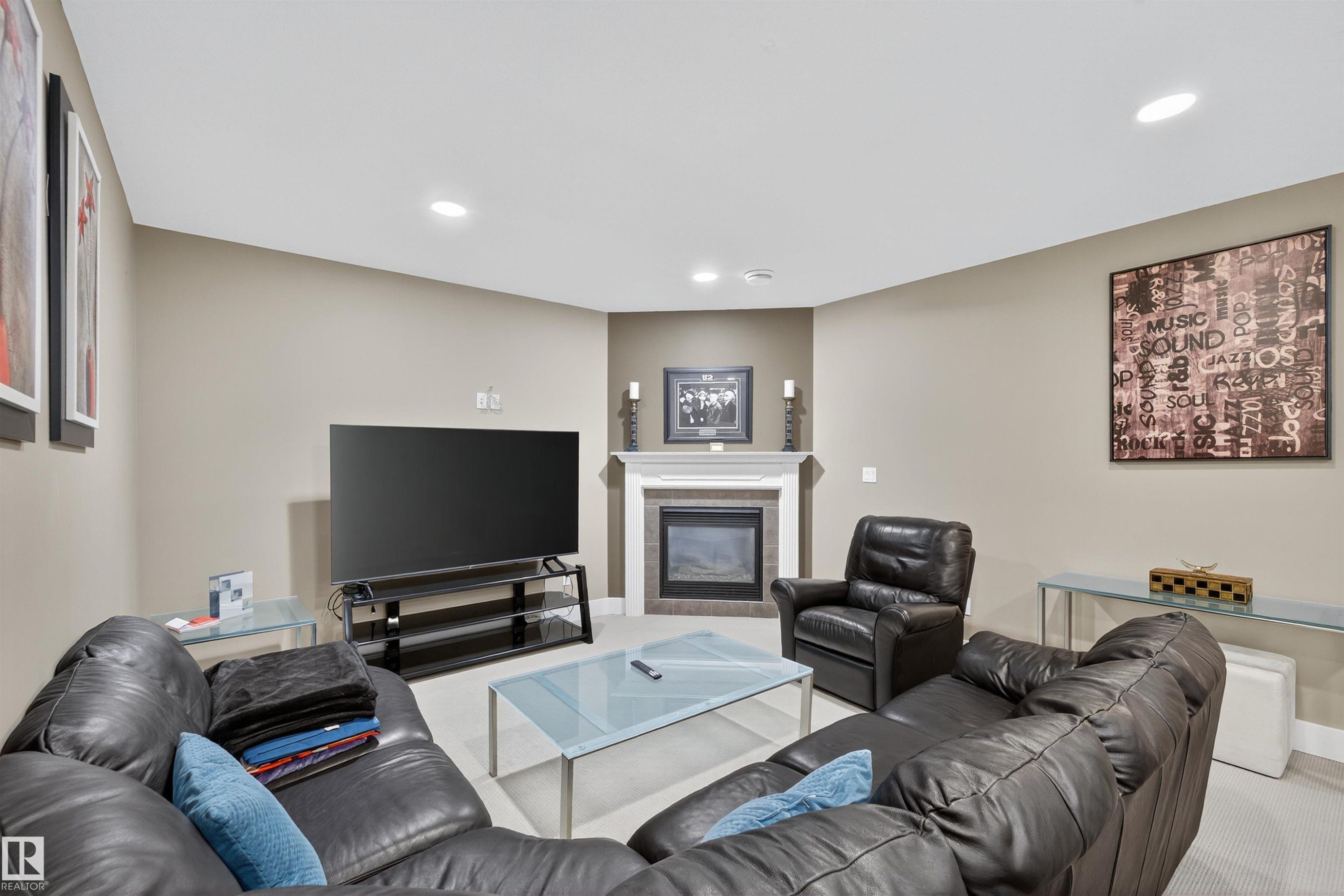 520 Stewart Crescent, Edmonton, AB - Indoor With Fireplace