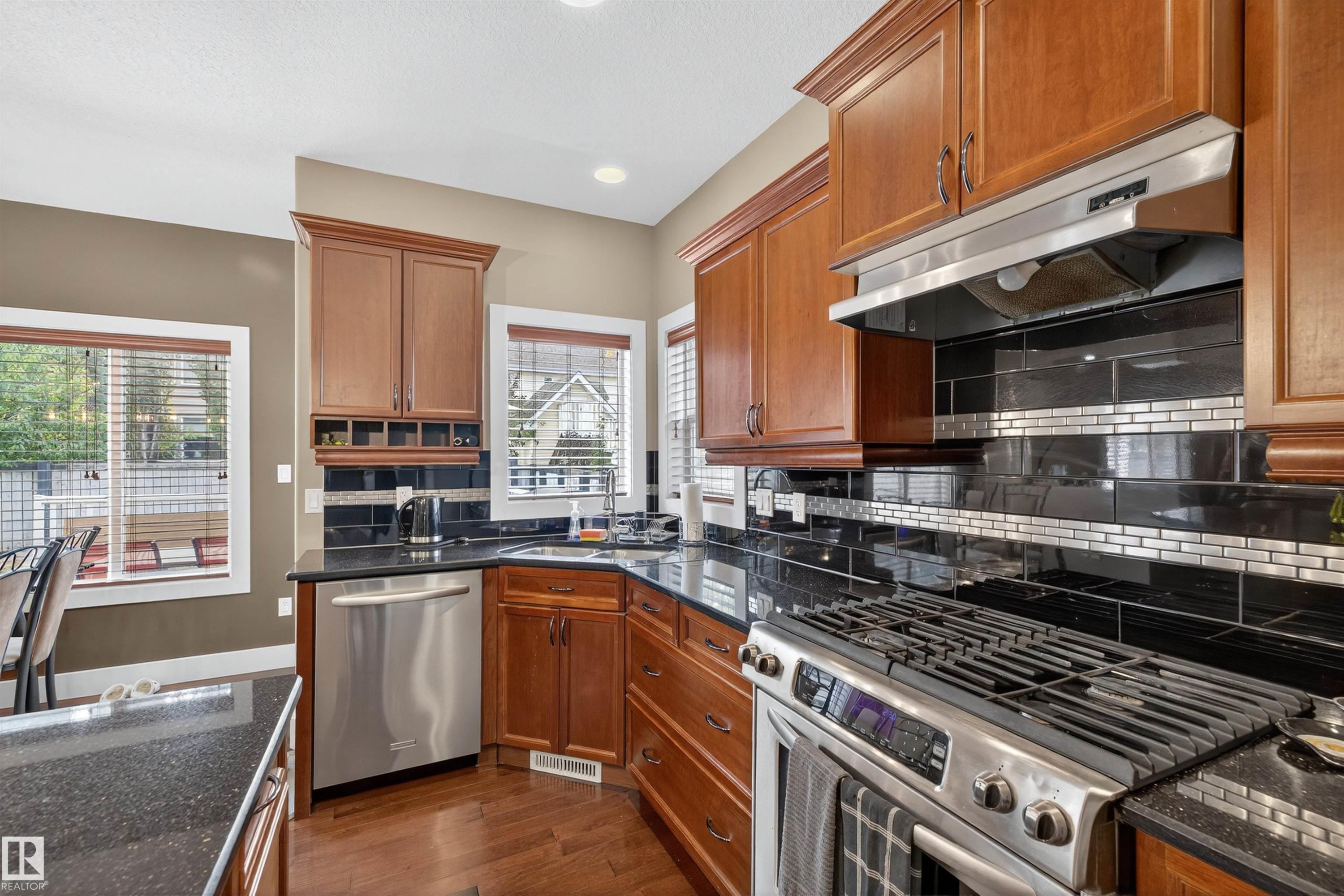520 Stewart Crescent, Edmonton, AB - Indoor Photo Showing Kitchen