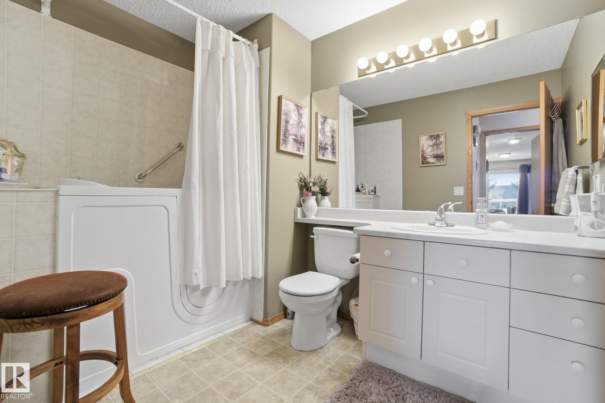 8 9731 174 Street, Edmonton, AB - Indoor Photo Showing Bathroom