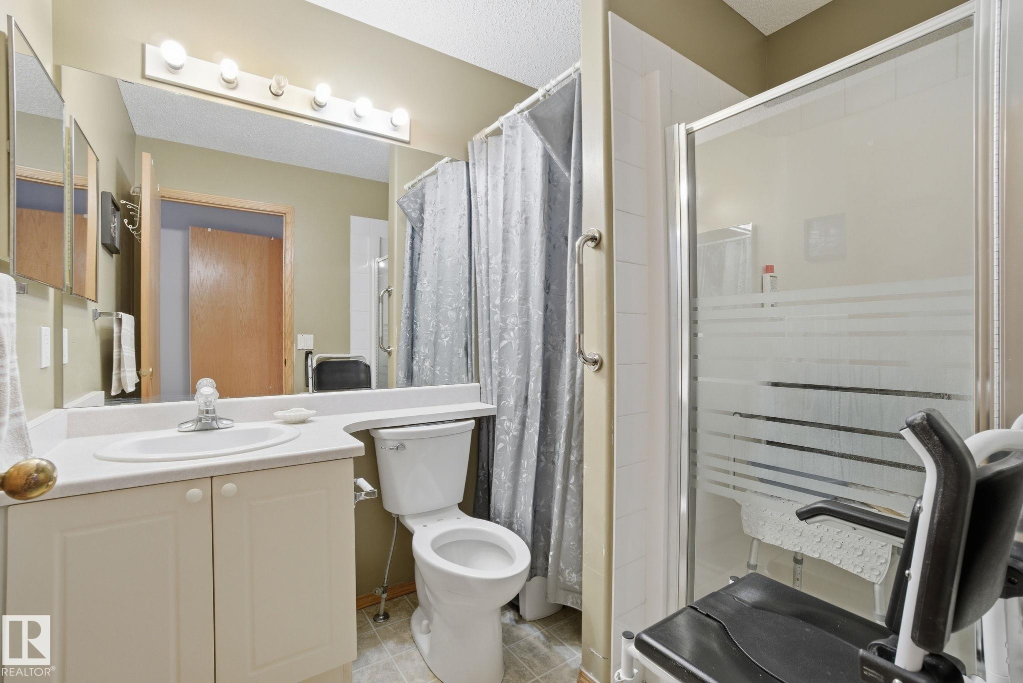 8 9731 174 Street, Edmonton, AB - Indoor Photo Showing Bathroom