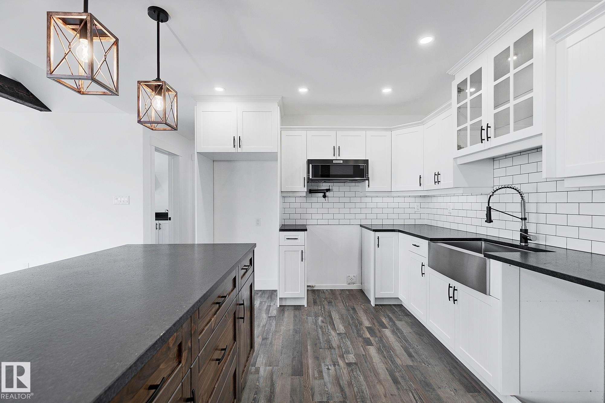 6 52019 Rge Rd 20, Rural Parkland County, AB - Indoor Photo Showing Kitchen With Upgraded Kitchen