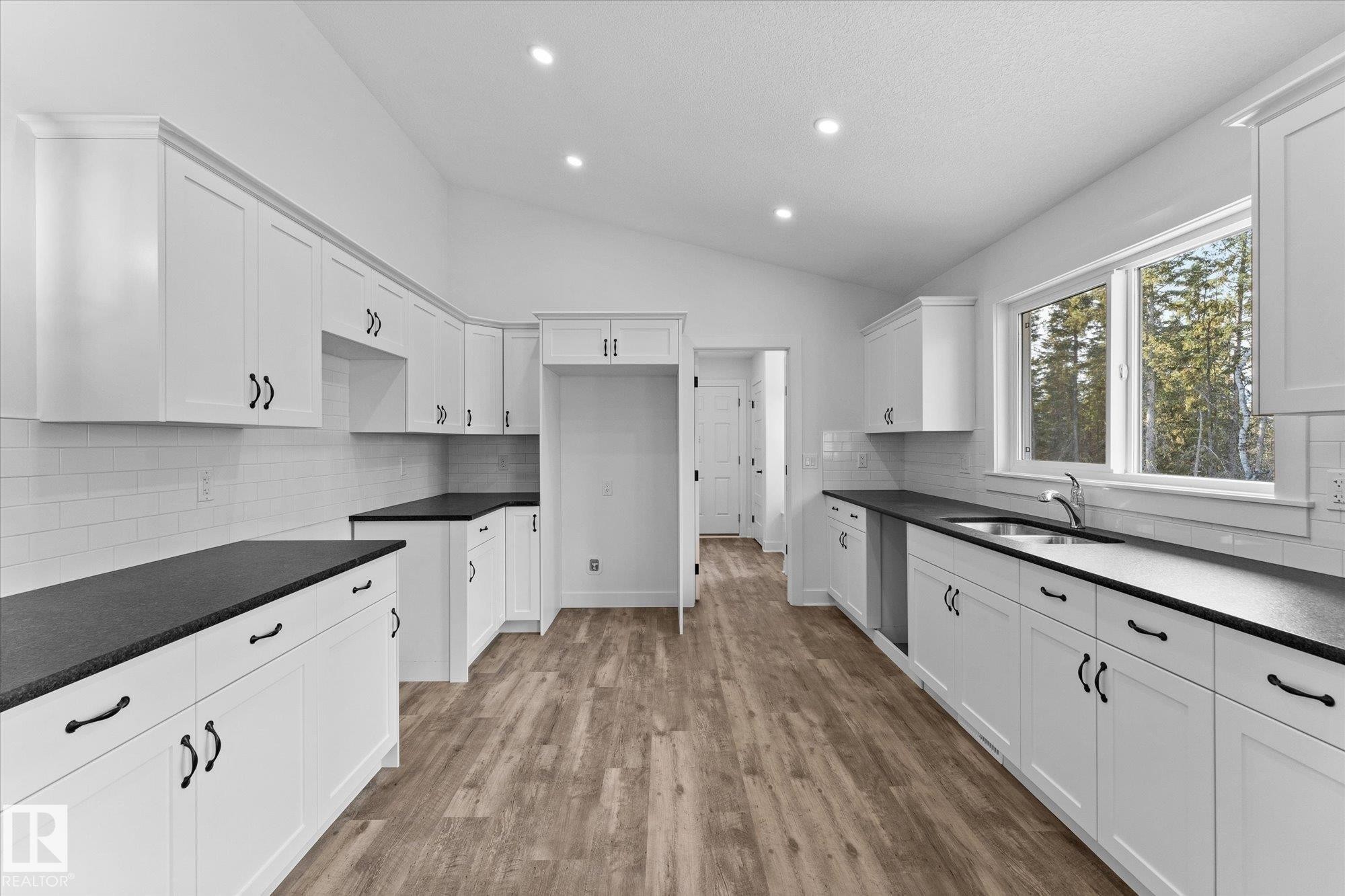 311 55504 Rr 13, Rural Lac Ste. Anne County, AB - Indoor Photo Showing Kitchen